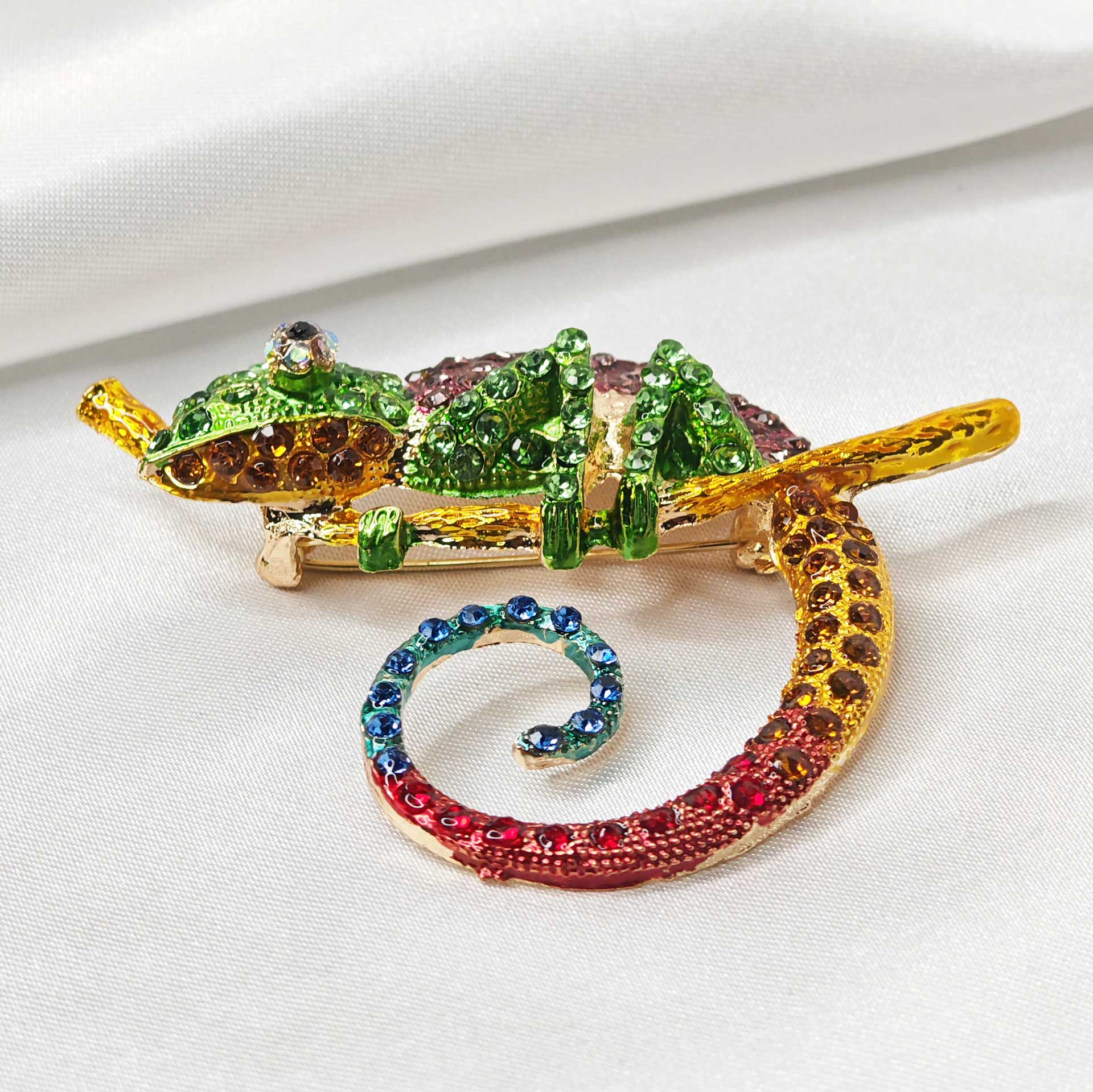 Vue sur la queue de la broche bijou caméléon multicolore