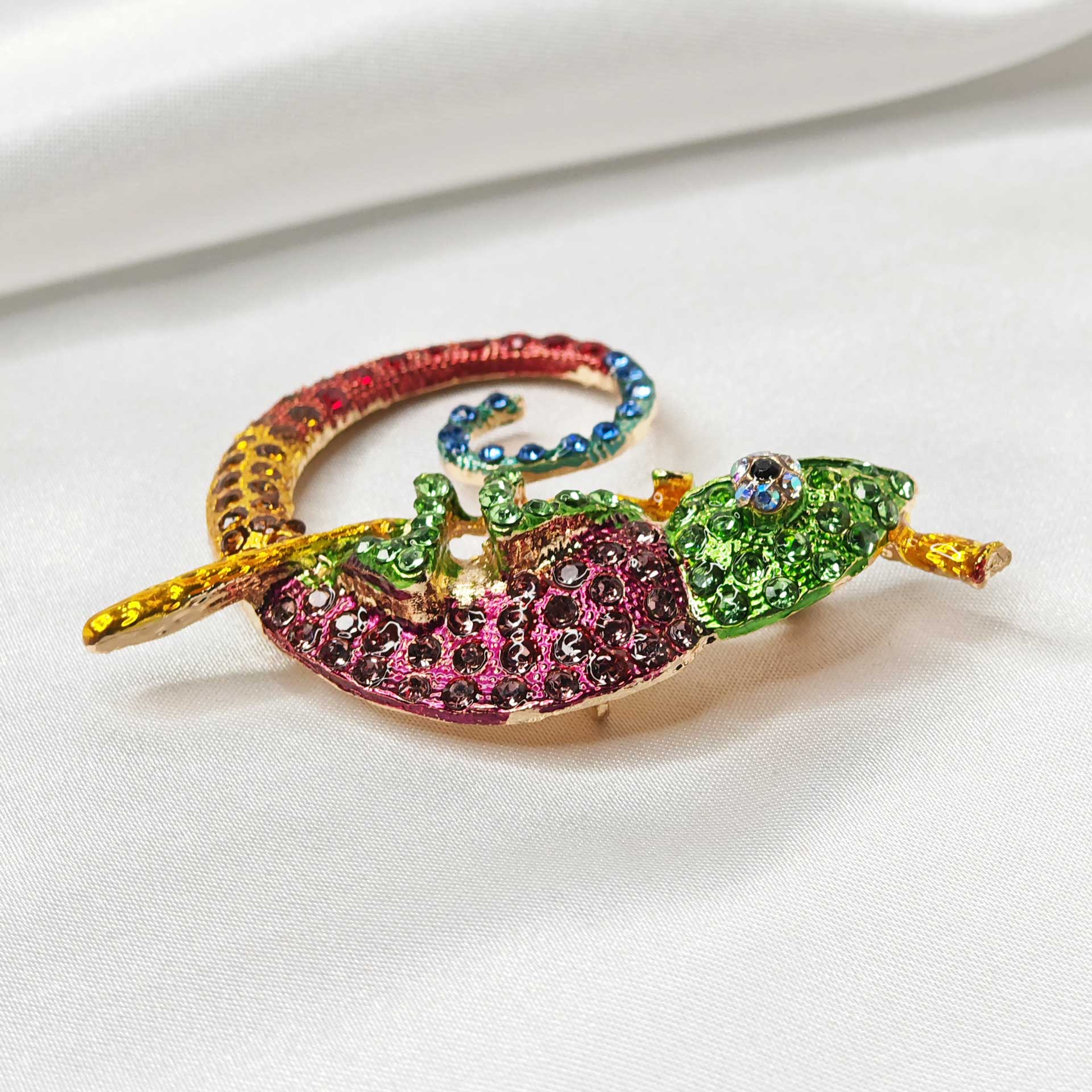 Photo sur le dos de la broche bijou caméléon multicolore.