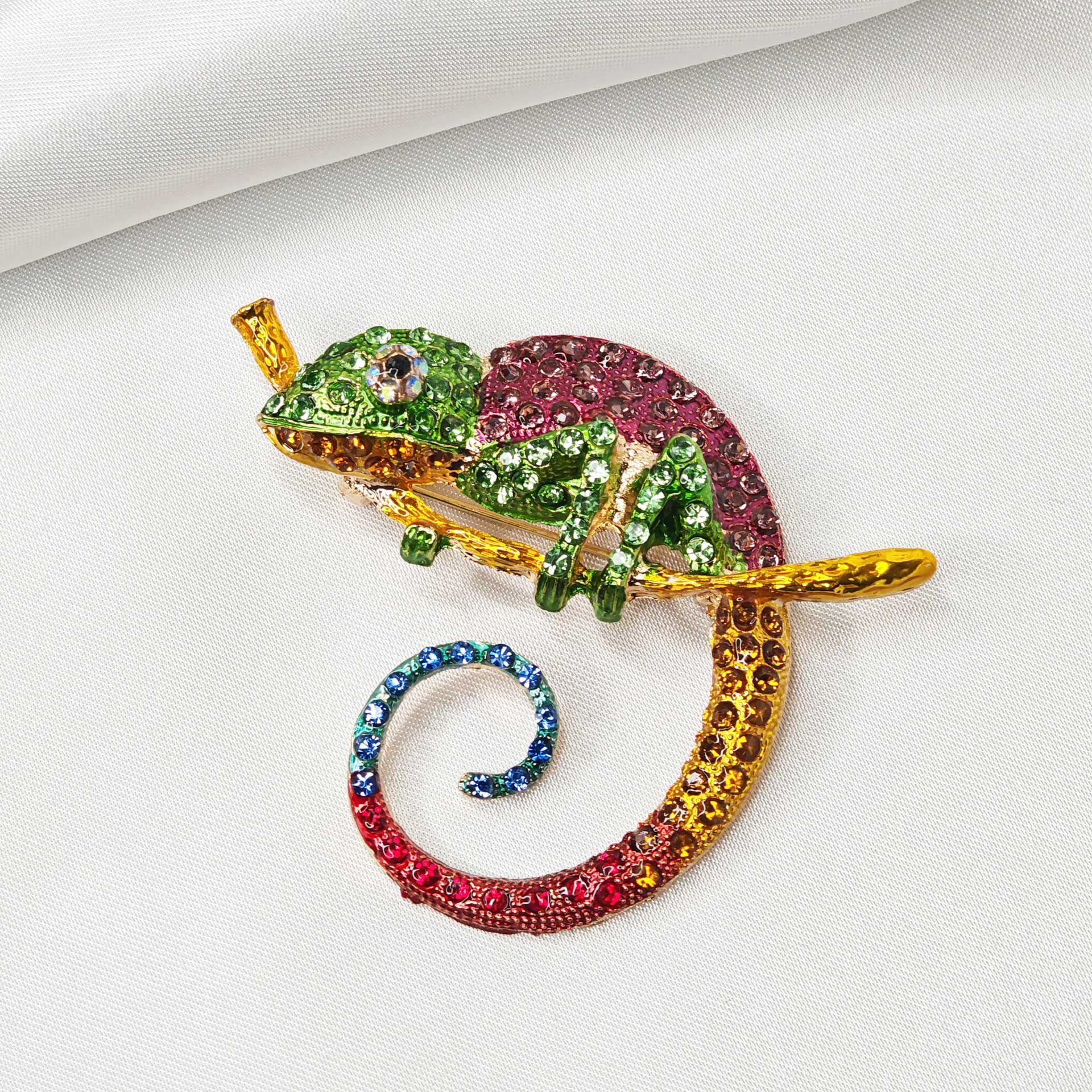 Photo de la broche bijou caméléon multicolore.