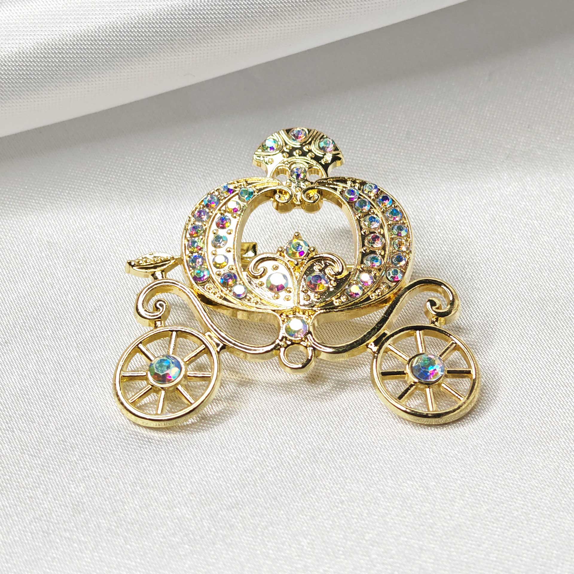 Vue de dessus de la broche carrosse royale