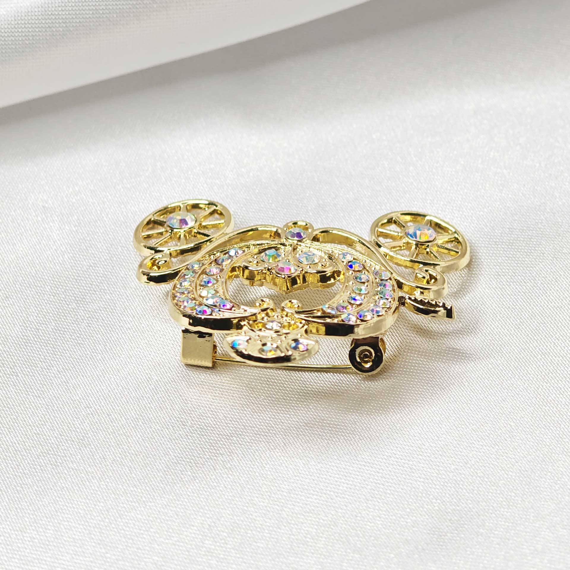 Vue de mise en avant de l'apaisseur de la broche carrosse féérique