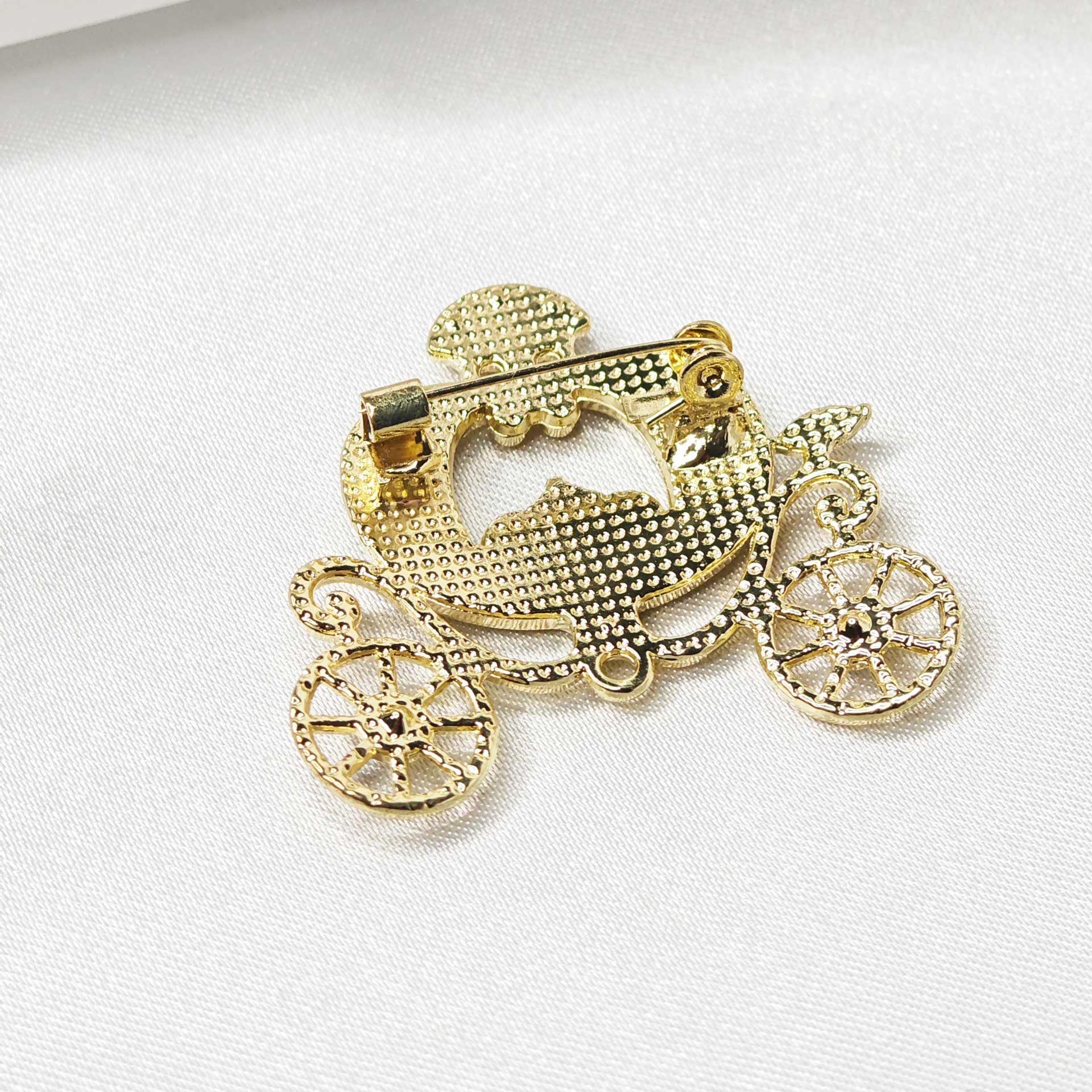 vue du verso de la broche carrosse de princesse