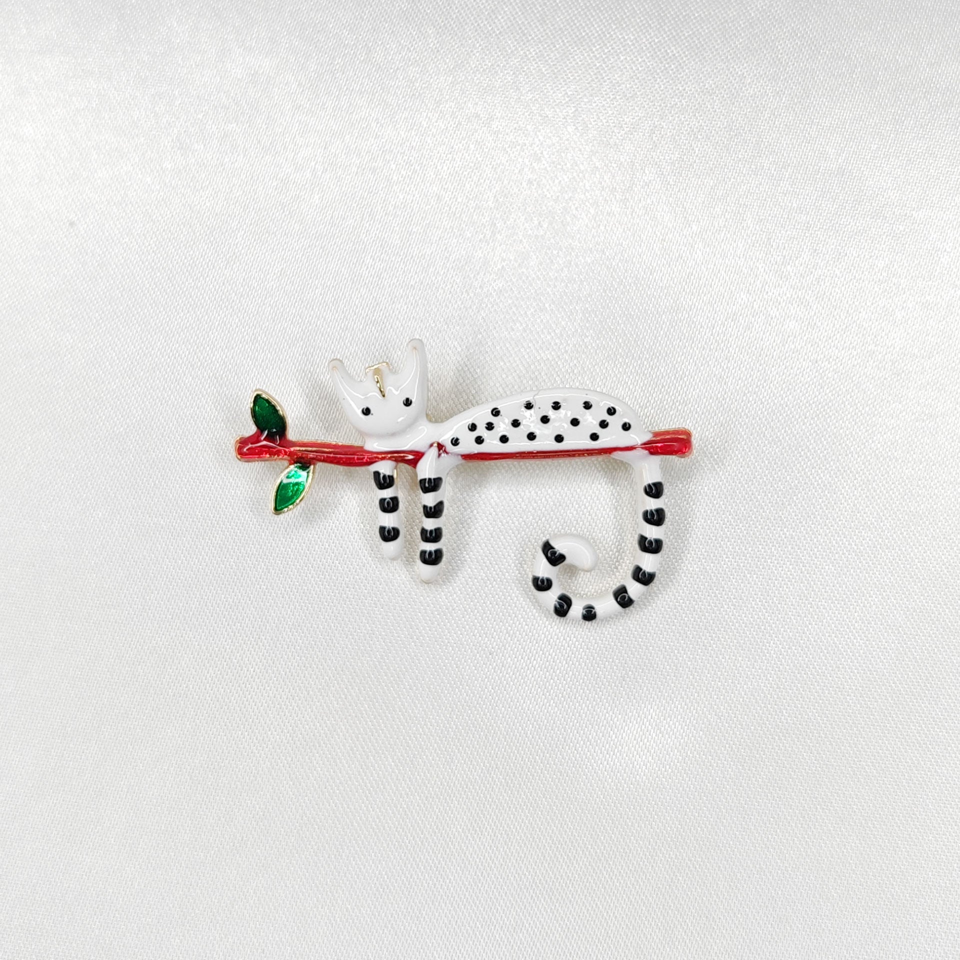 Goldene Brosche Tierkatze Barsch auf Ast