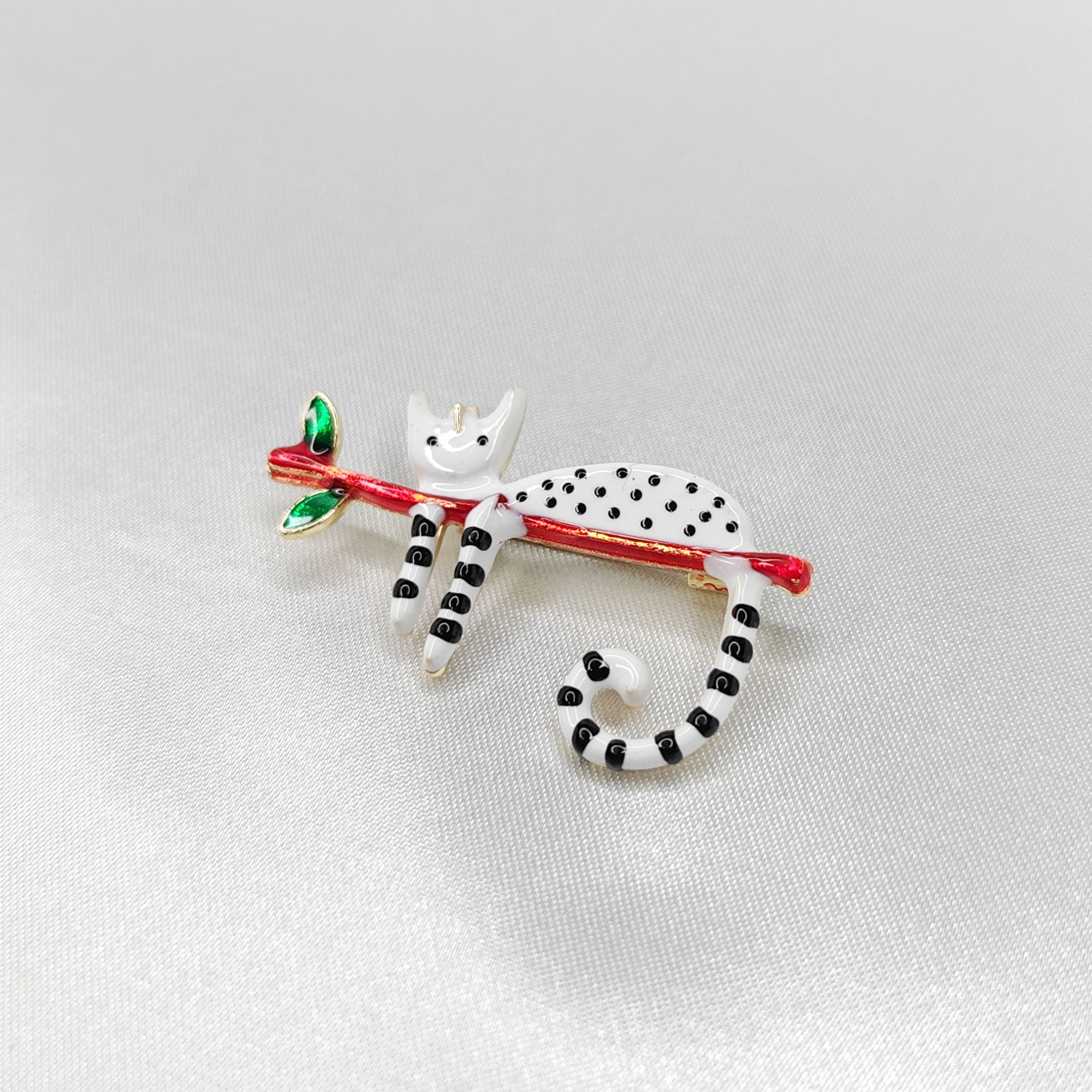 Broche bijou Chat blanc Perche sur Branche