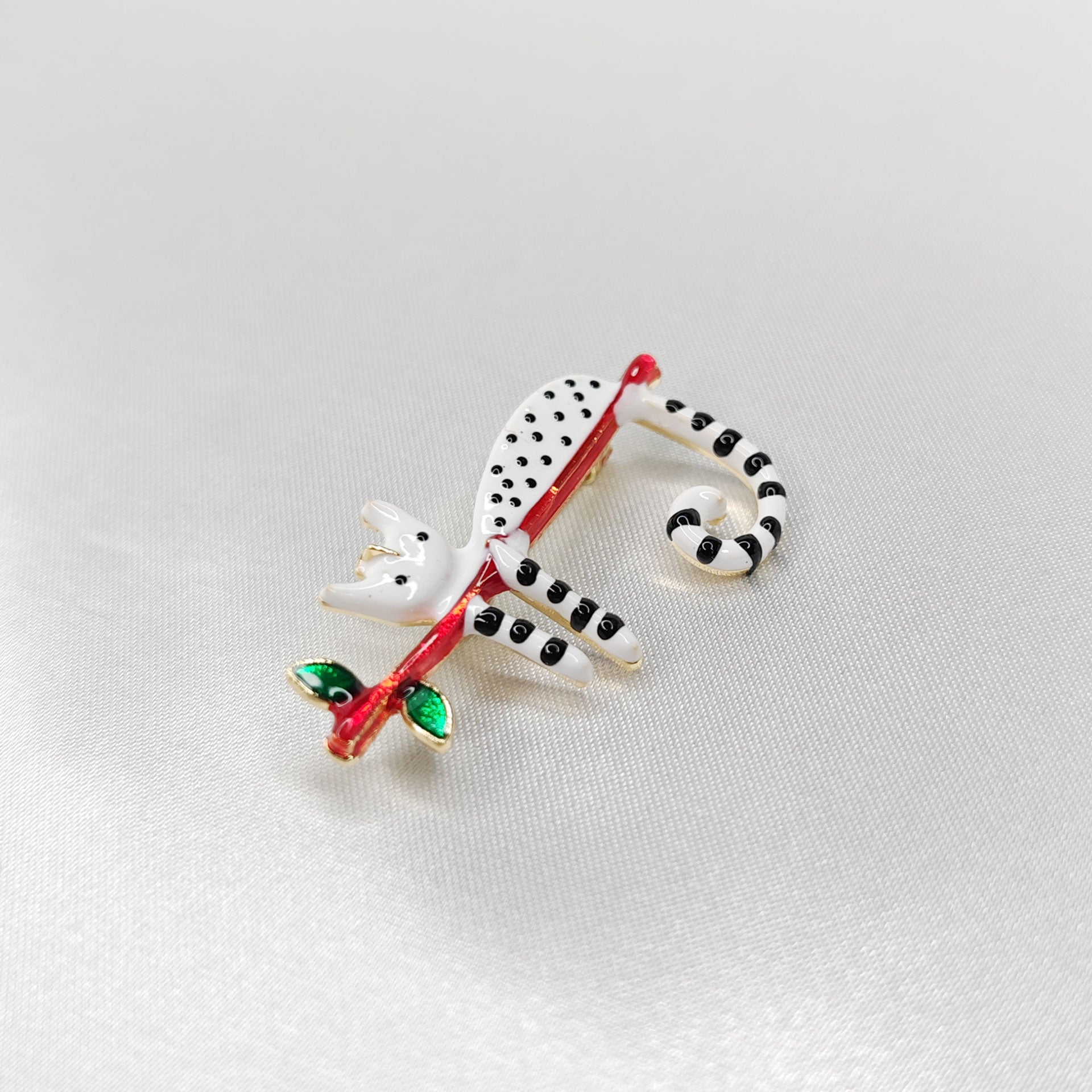 Broche bijou Chat blanc Perche sur Branche