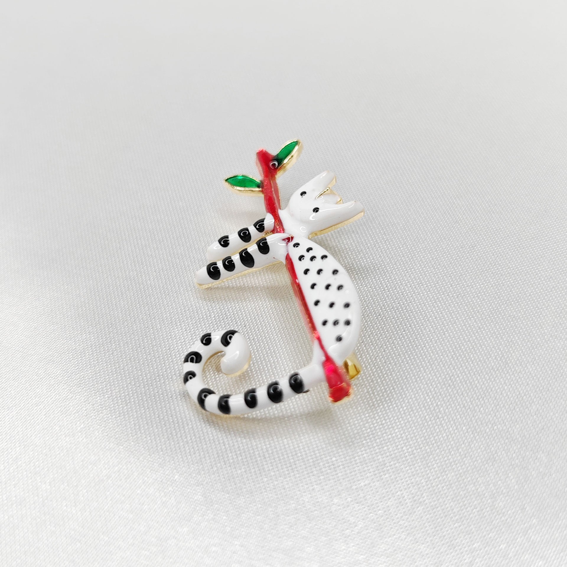 Broche bijou Chat blanc Perche sur Branche