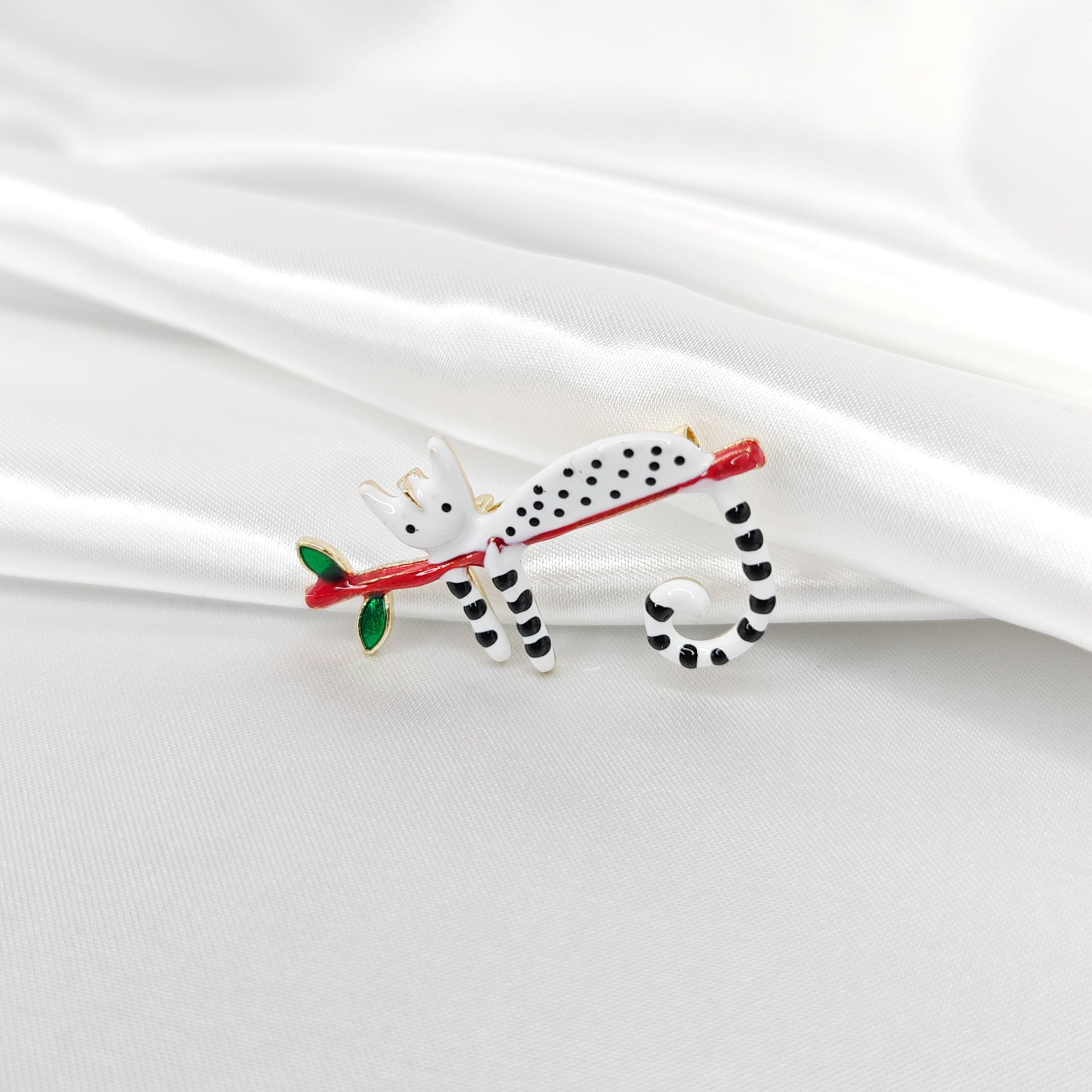 Goldene Brosche Tierkatze Barsch auf Ast