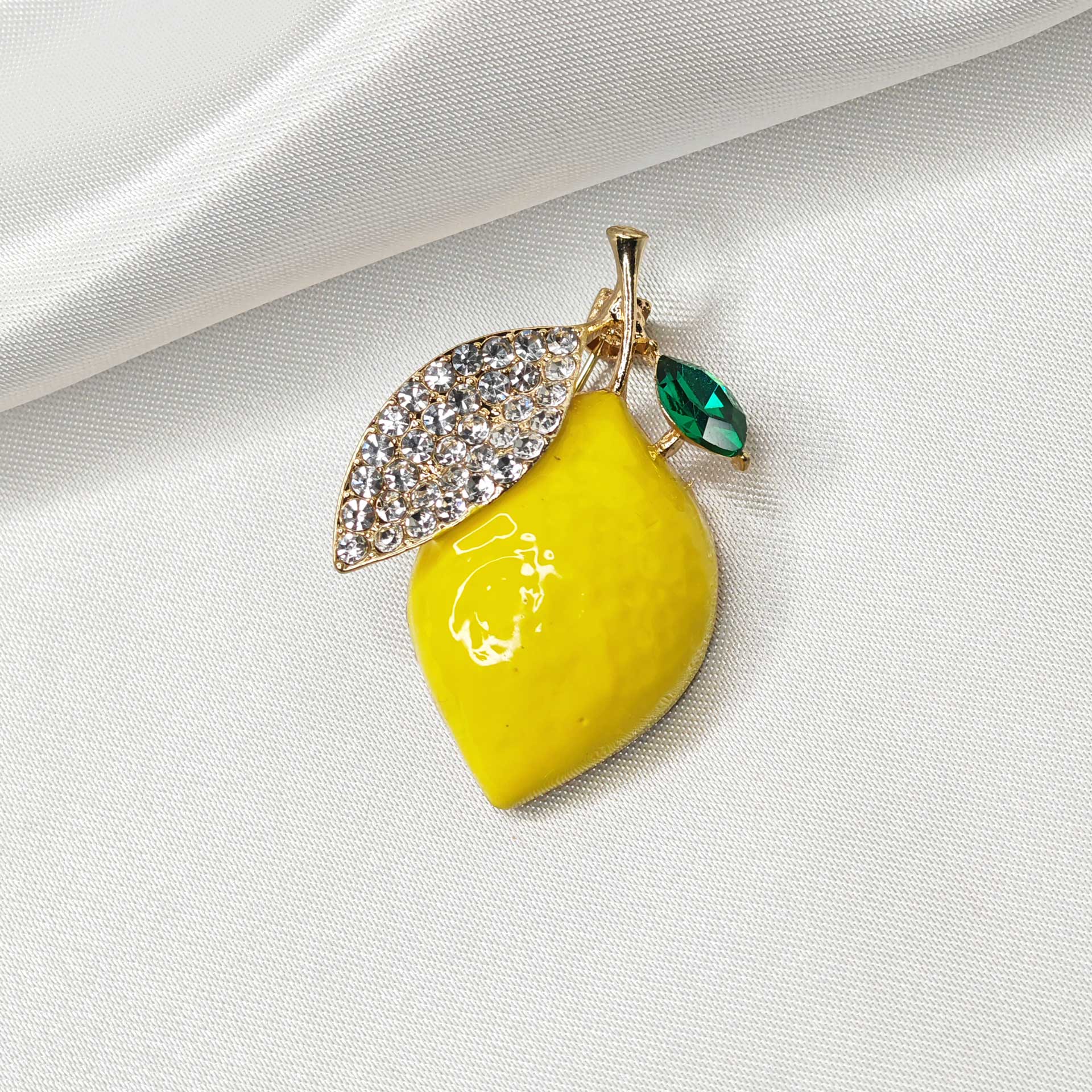 Vue de dessus de la broche citron jaune.