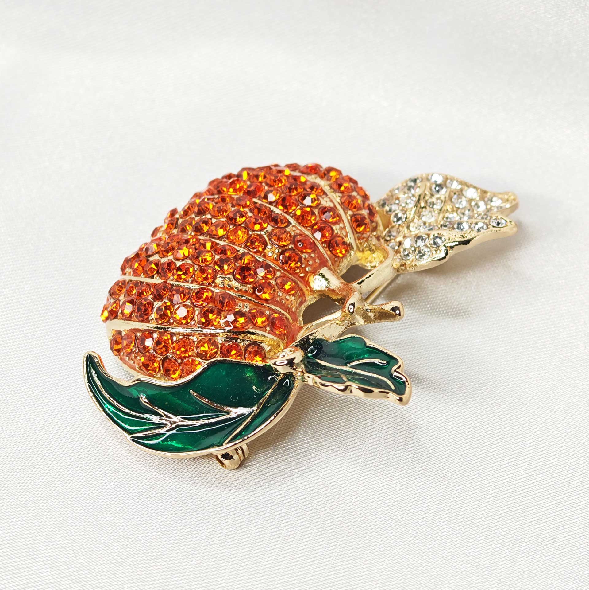 Photo latérale de broche citrouille avec zoom sur les feuilles vertes