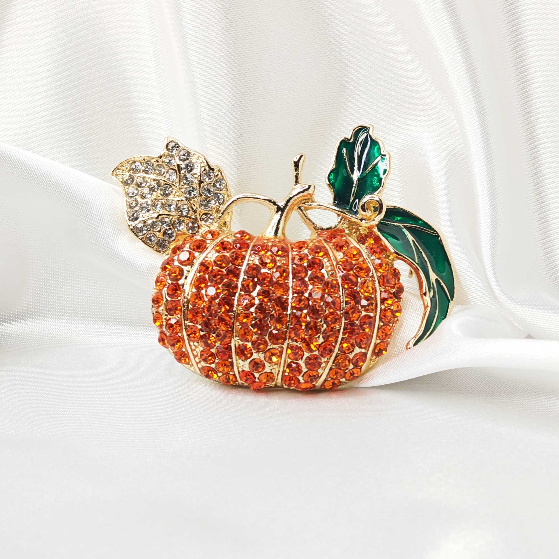Photo de face de la broche citrouille