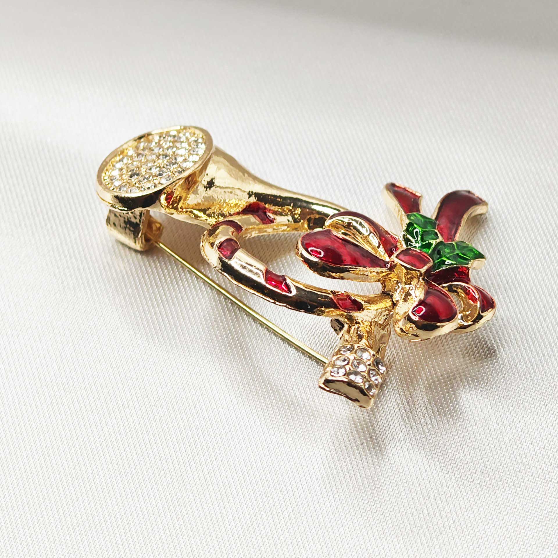 vue latérale de la broche cor de chasse