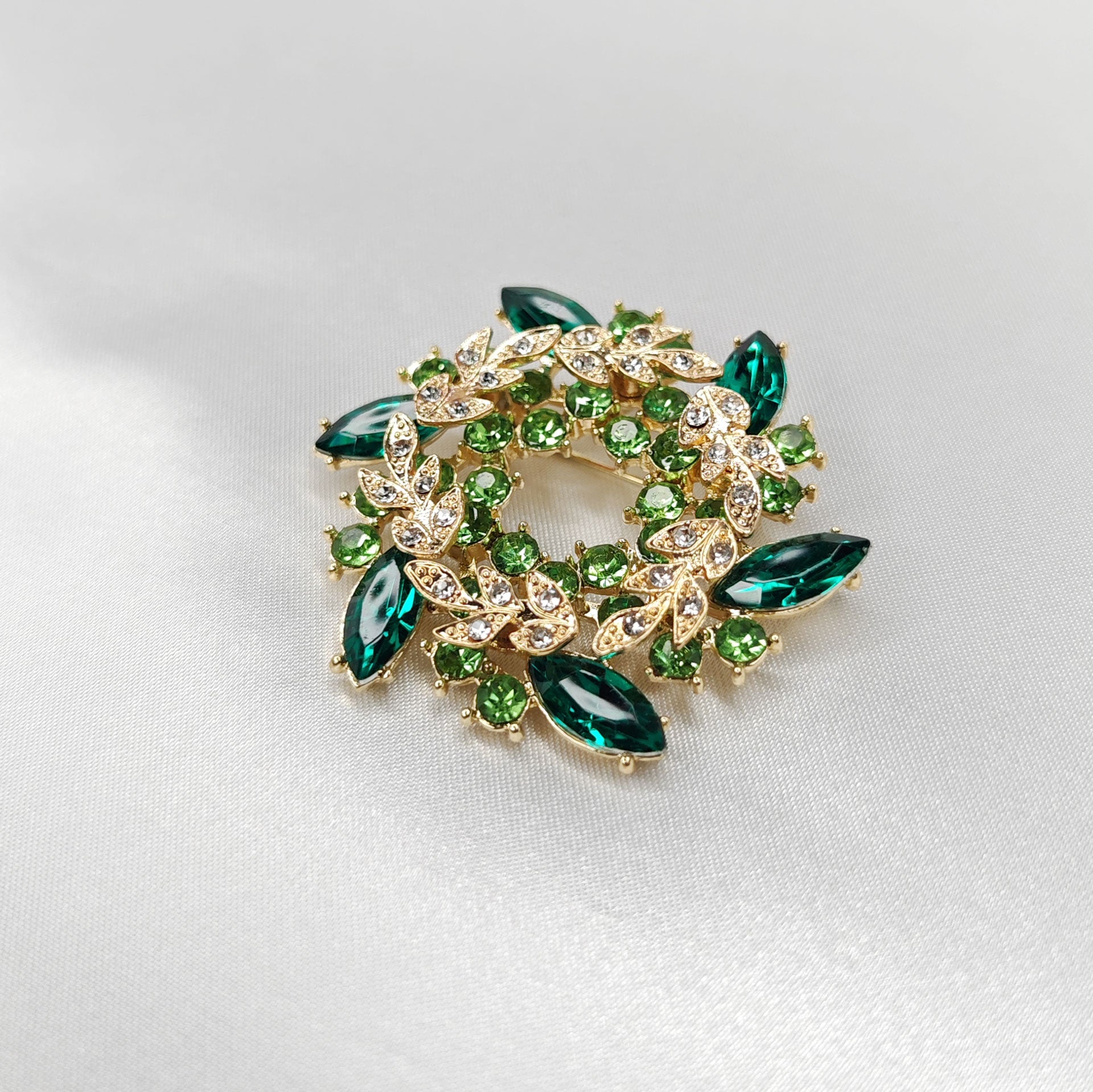 broche bijou couronne de fleurs vertes