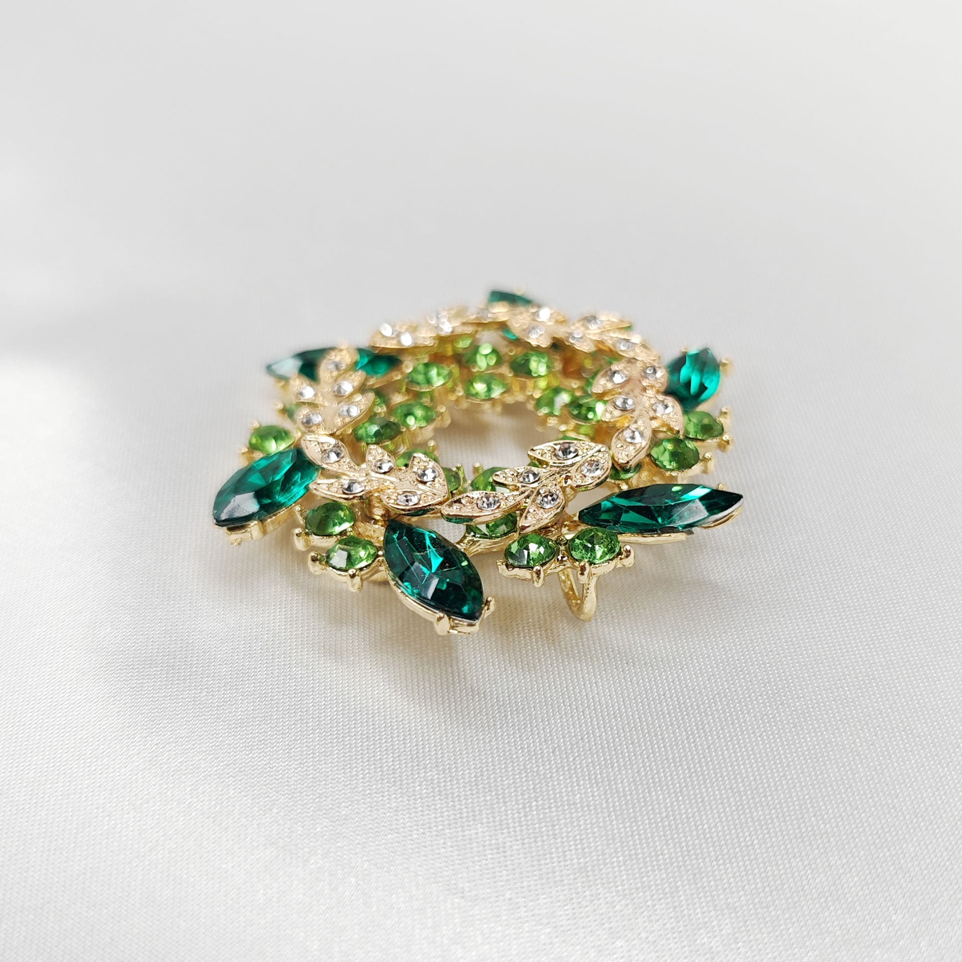 broche bijou couronne de fleurs vertes