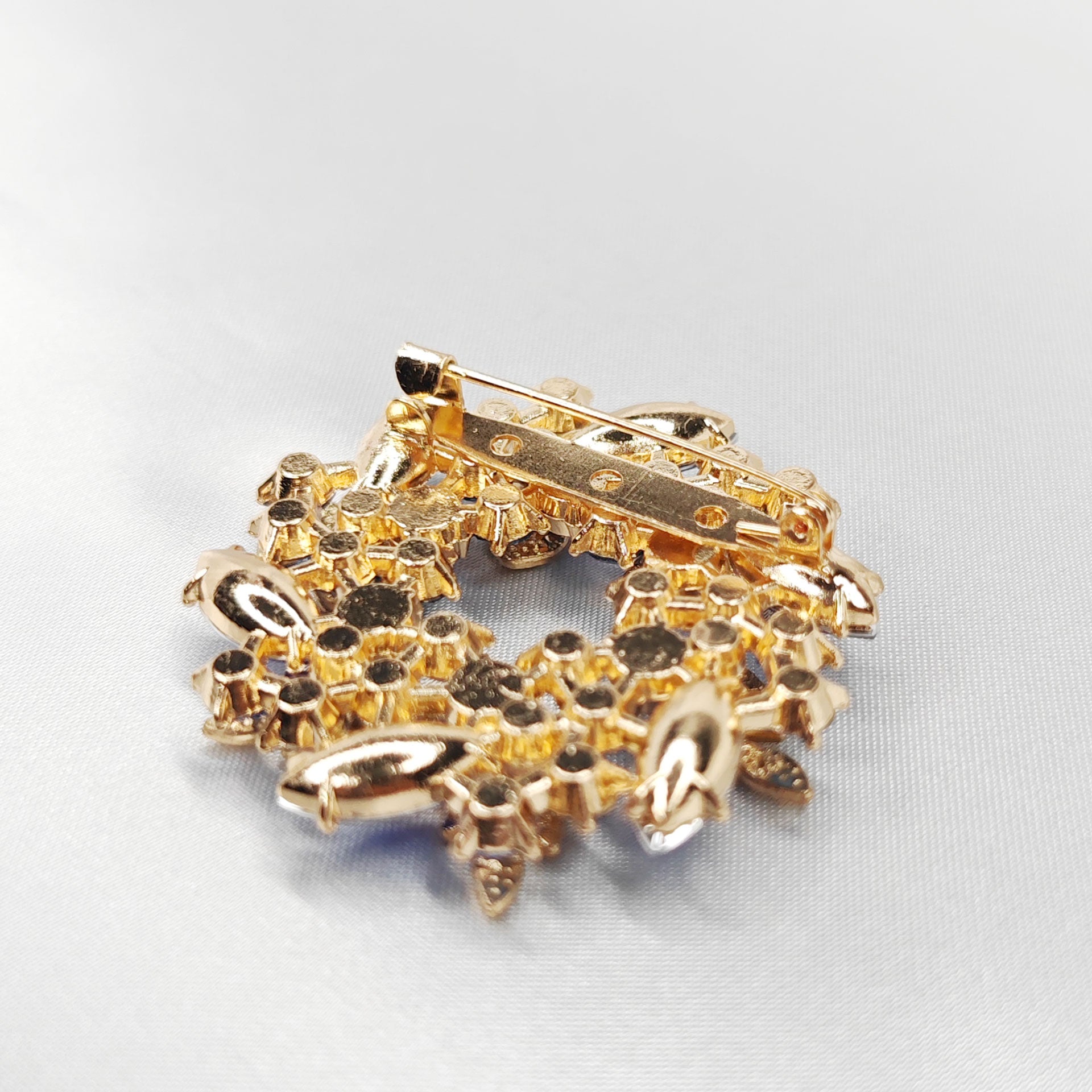 verso de la broche bijou couronne de fleurs vertes