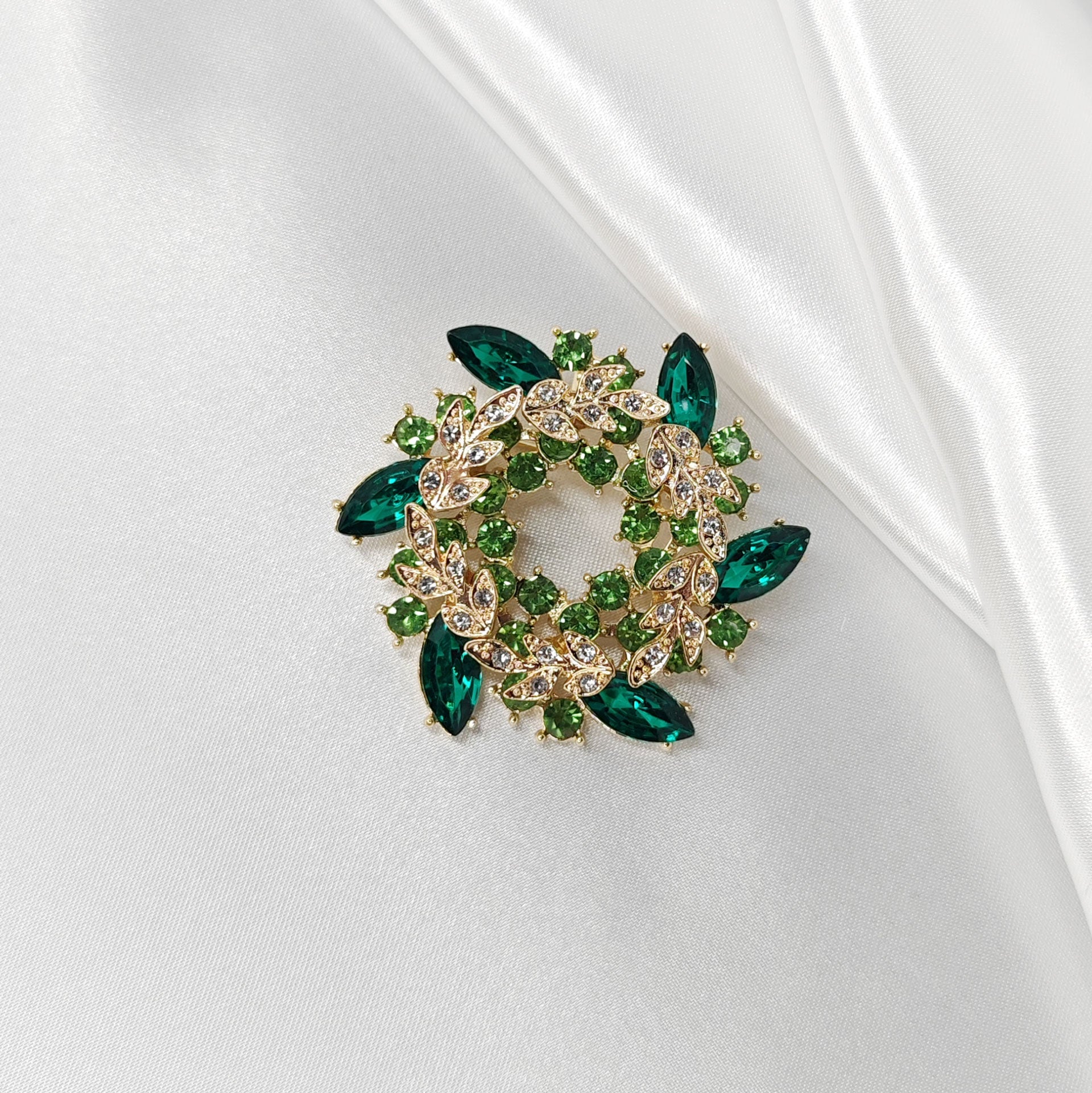 broche bijou couronne de fleurs vertes