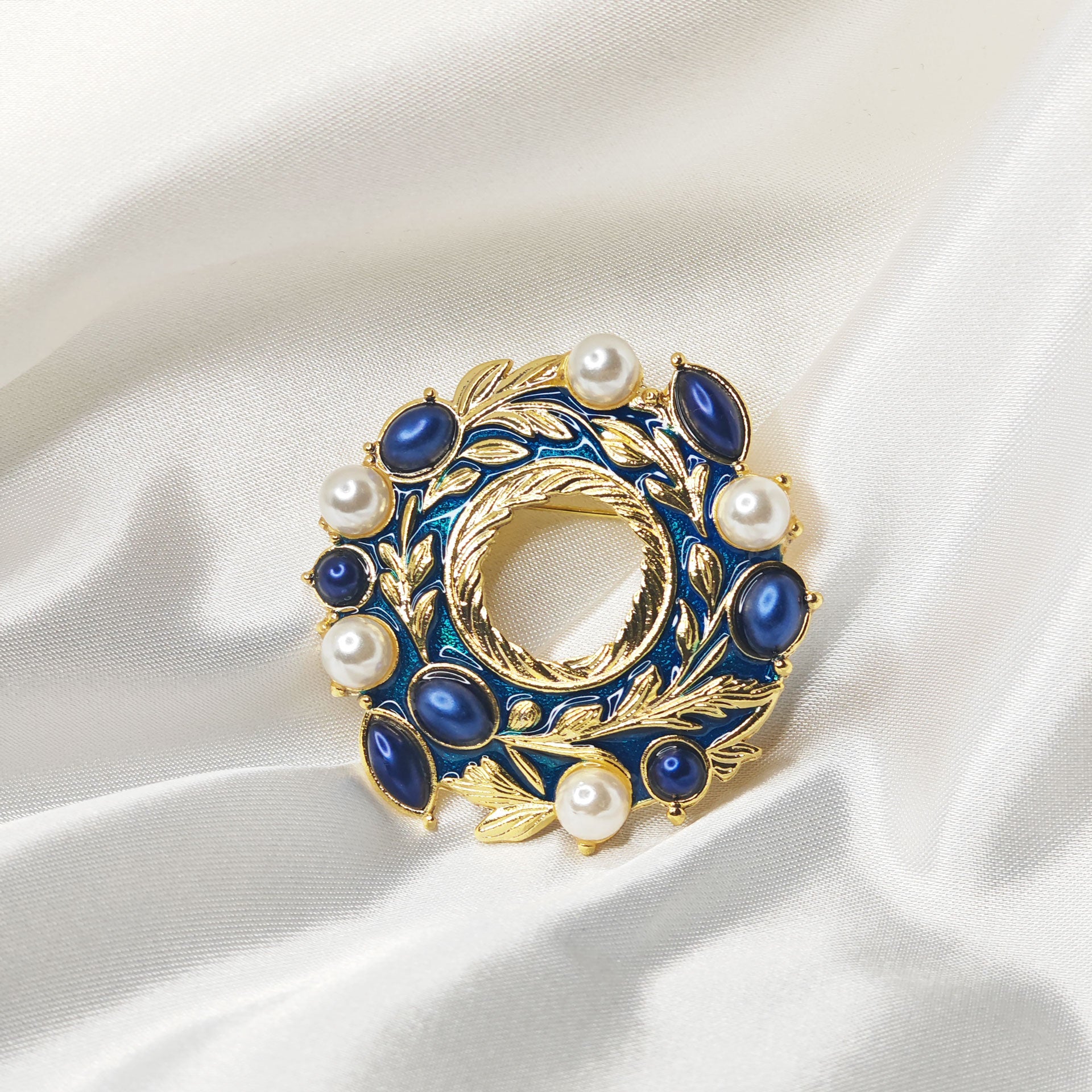 broche bijou couronne de laurier impérial couleur bleu saphir aves perles