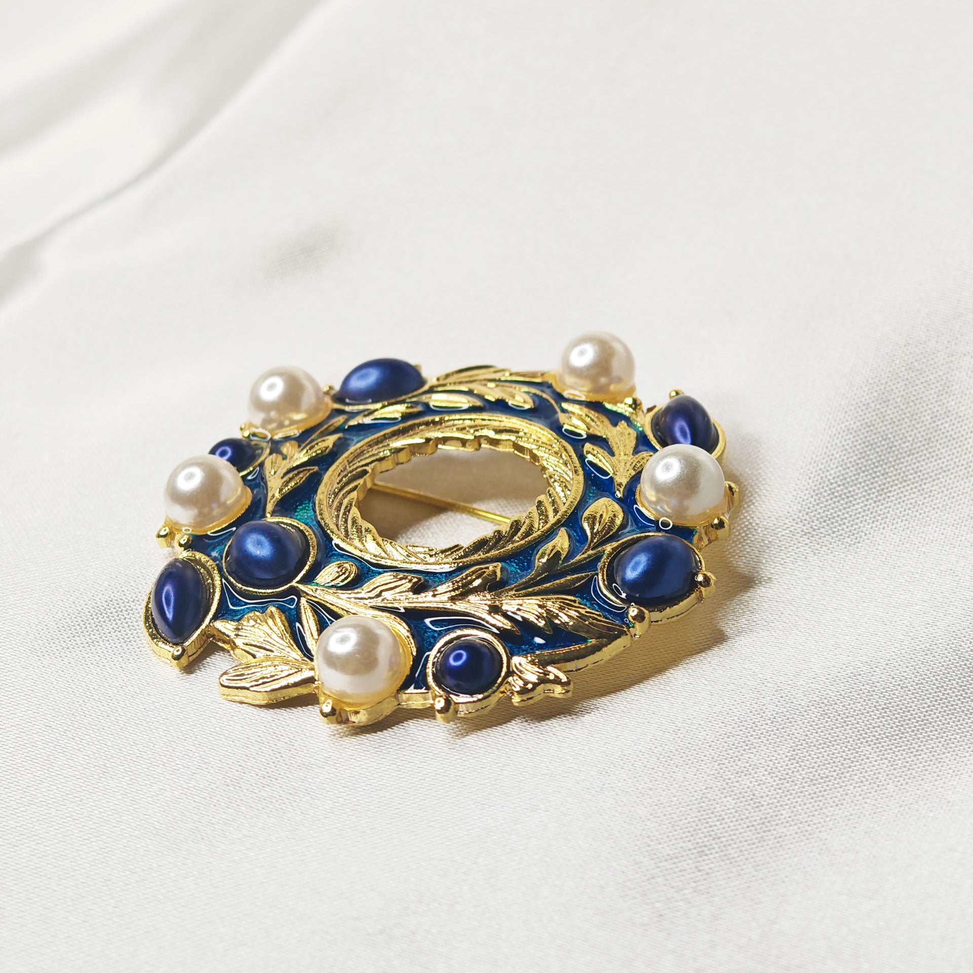 broche bijou couronne de laurier impérial couleur bleu saphir aves perles vue isométrique 3