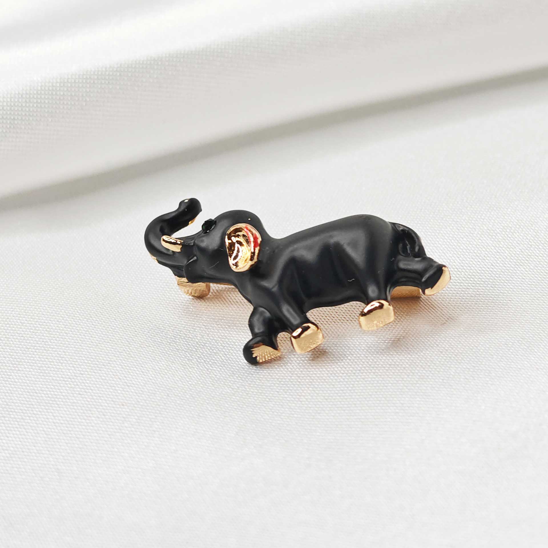 photo vue dessous inclinée de la broche éléphant noir