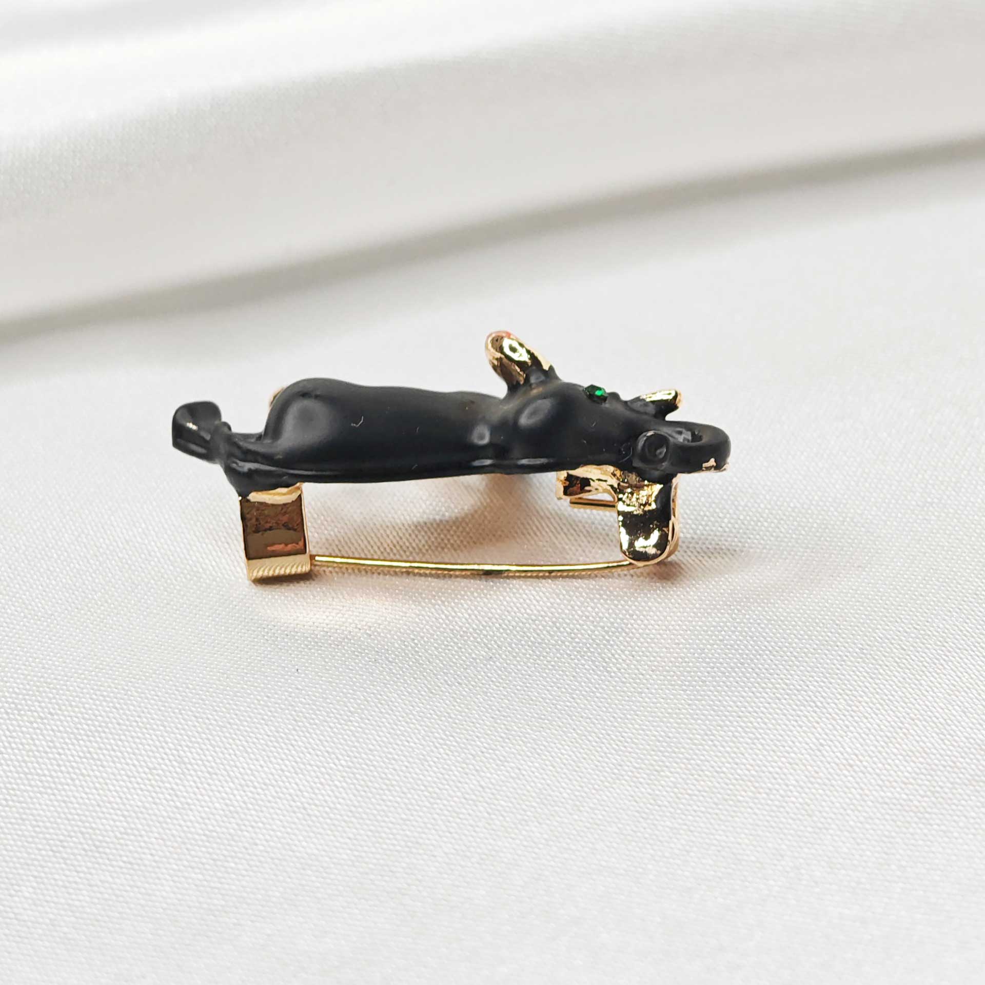 photo vue dessus de la broche éléphant noir