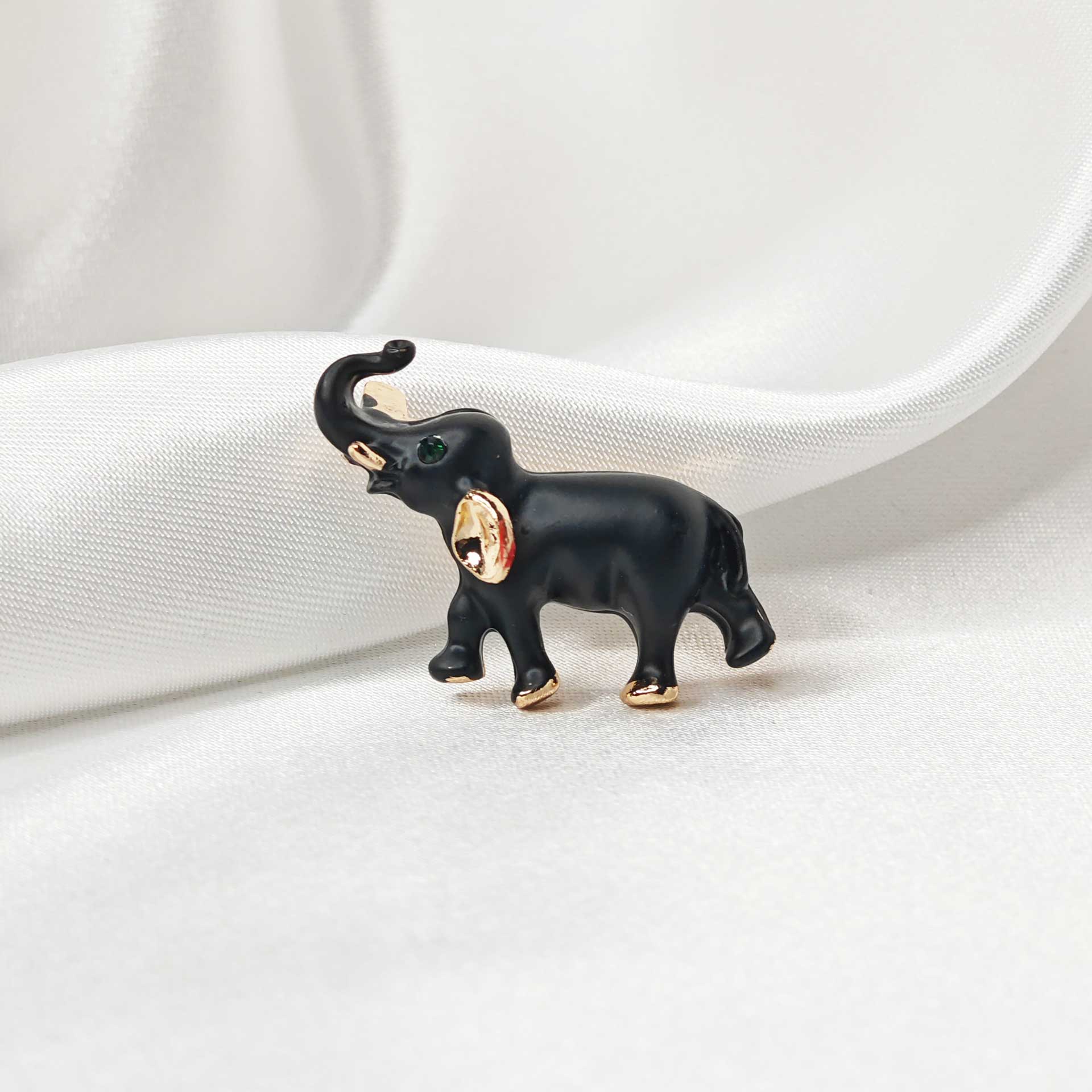 Photo vue de face de la broche éléphant noir finition dorée