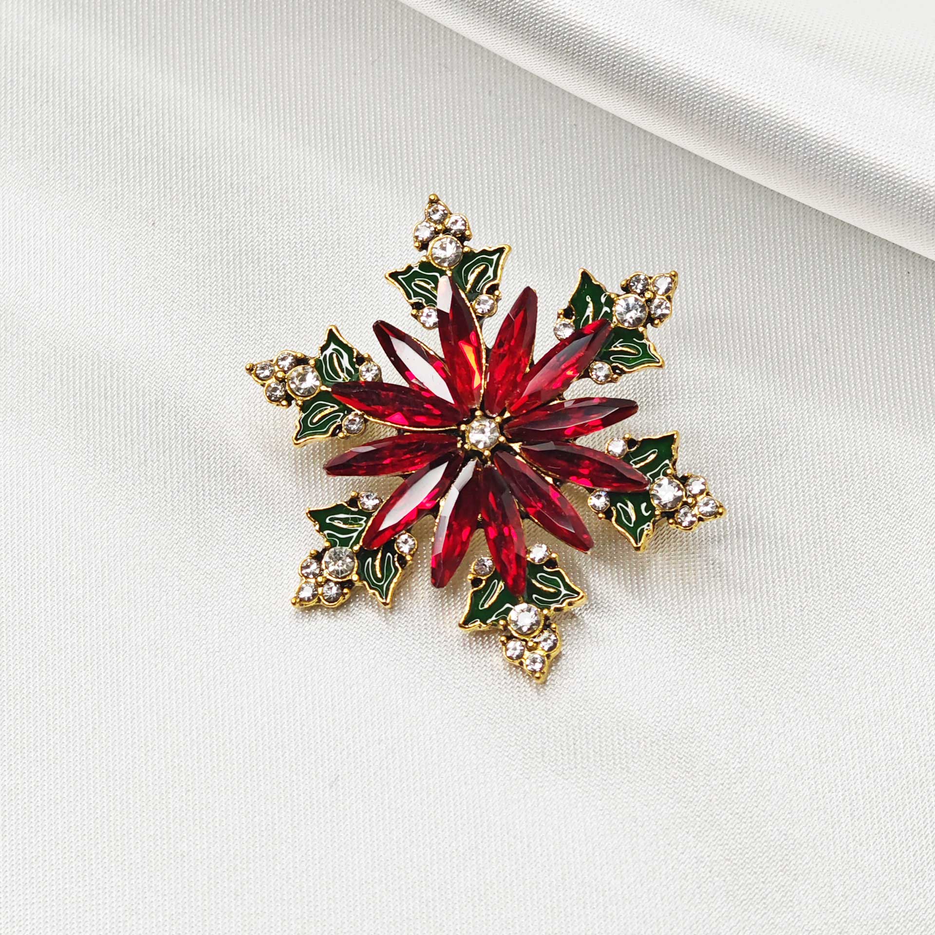 Broche bijou étoile de noel fleur de Poinsettia vue de dessus.