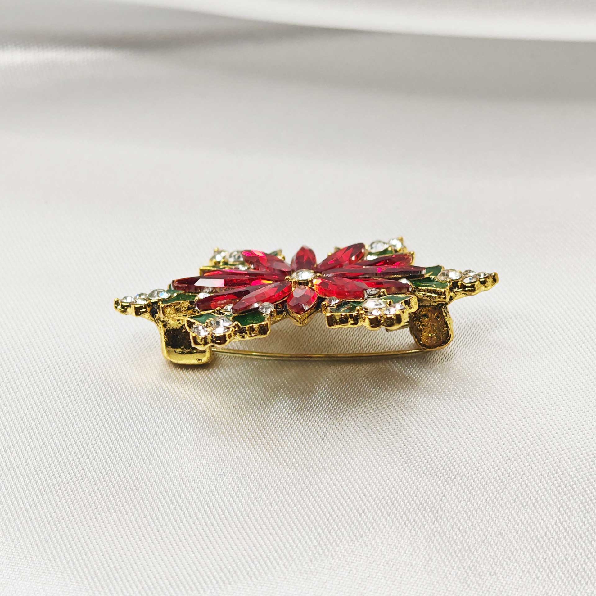 Broche bijou étoile de noel fleur de Poinsettia vue zoom sur strass.