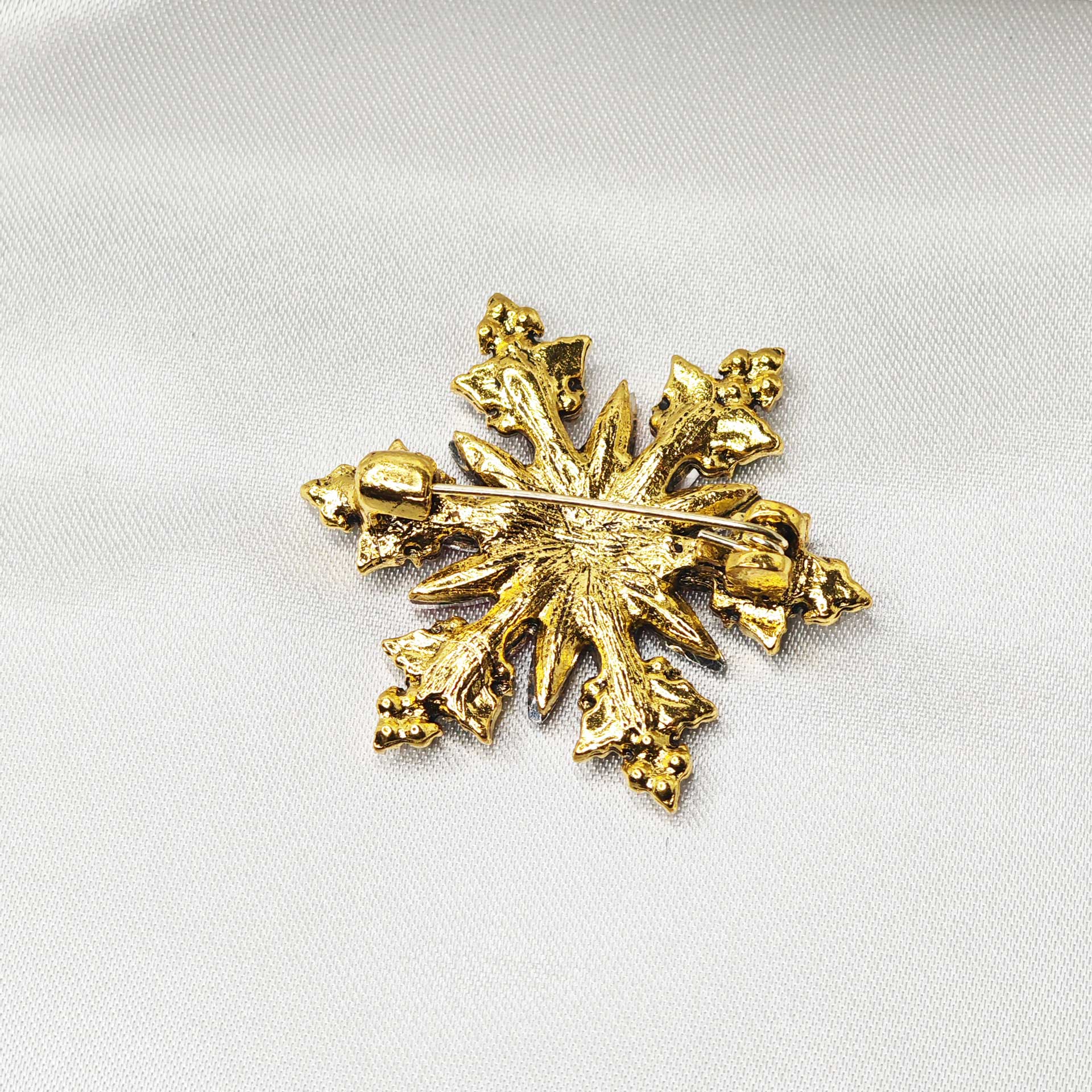 Broche bijou étoile de noel fleur de Poinsettia vue du verso.