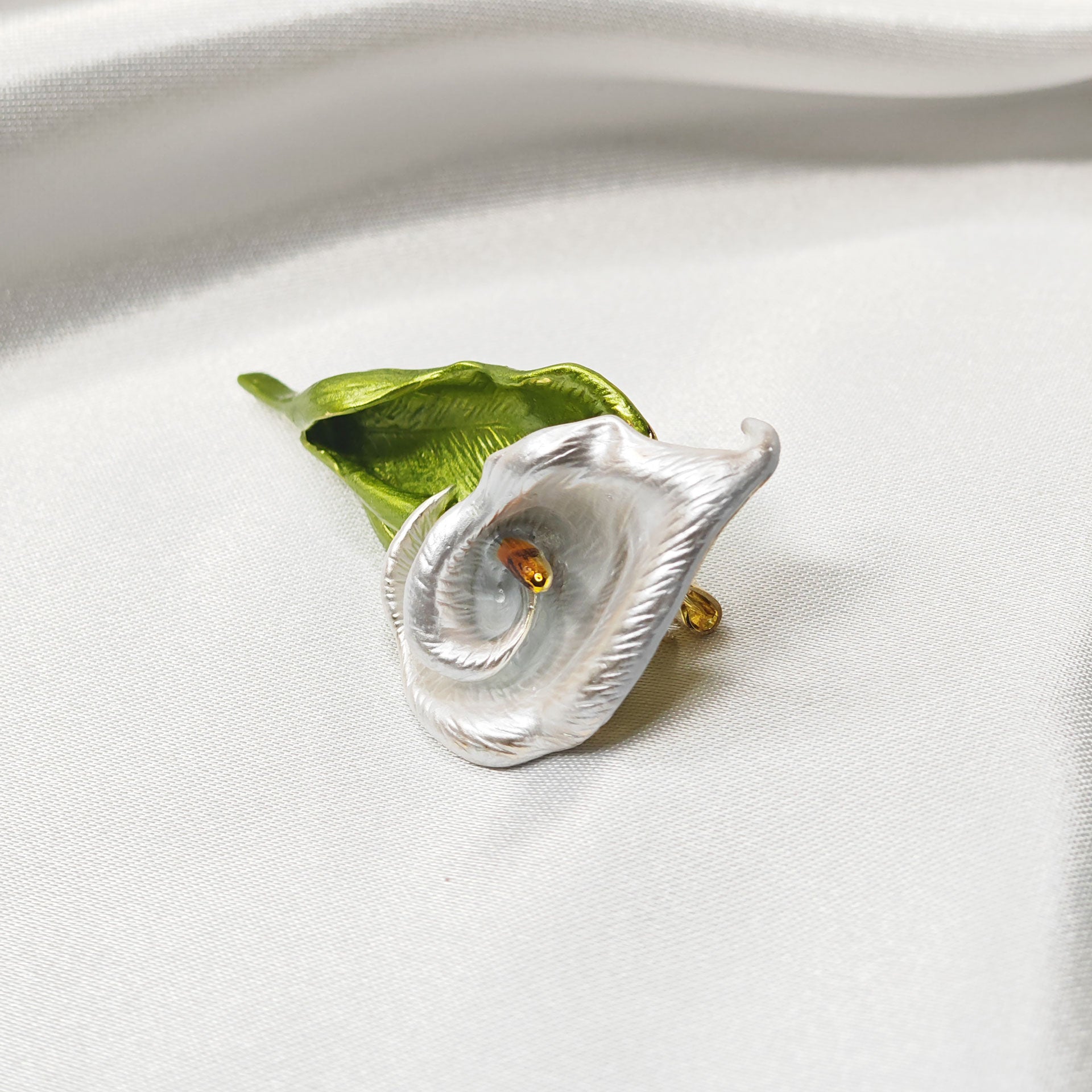 Broche arum blanc avec zoom sur pistil doré