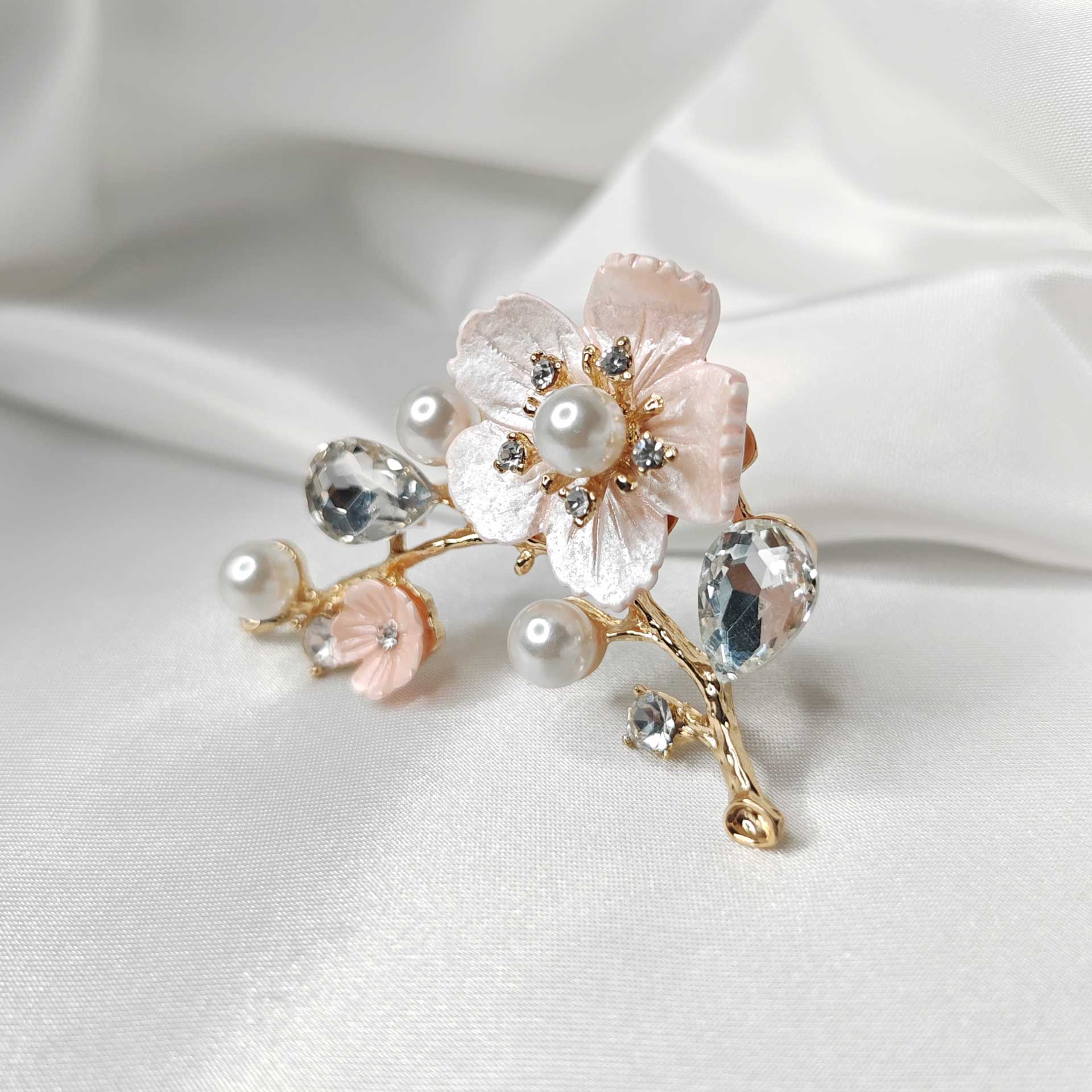 Photo 2 de la broche fleur de cerisier sakura rose ornée  de perles et de cristaux blancs