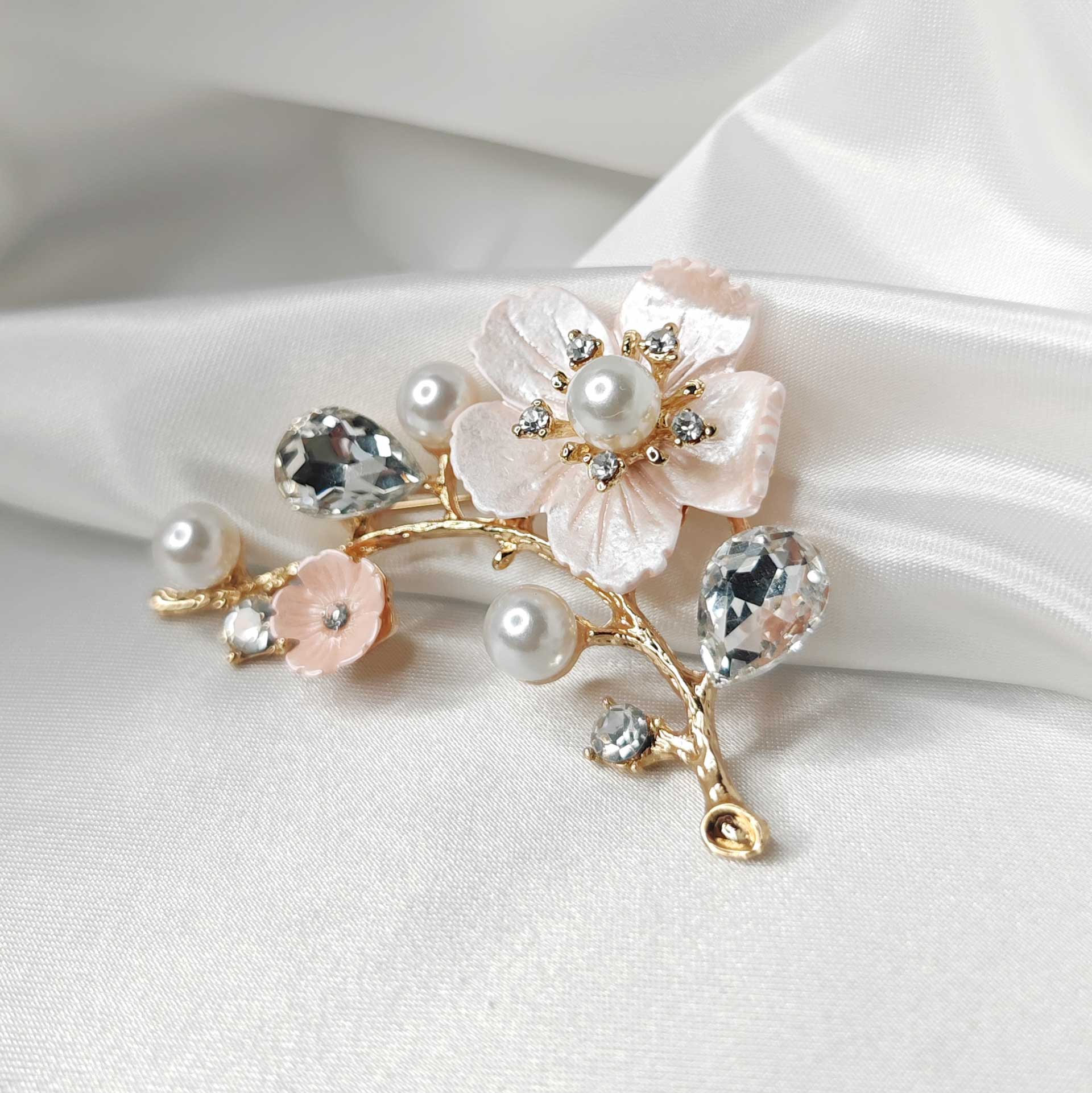 Photo 4 de la broche fleur de cerisier sakura rose ornée de perles et de cristaux blancs