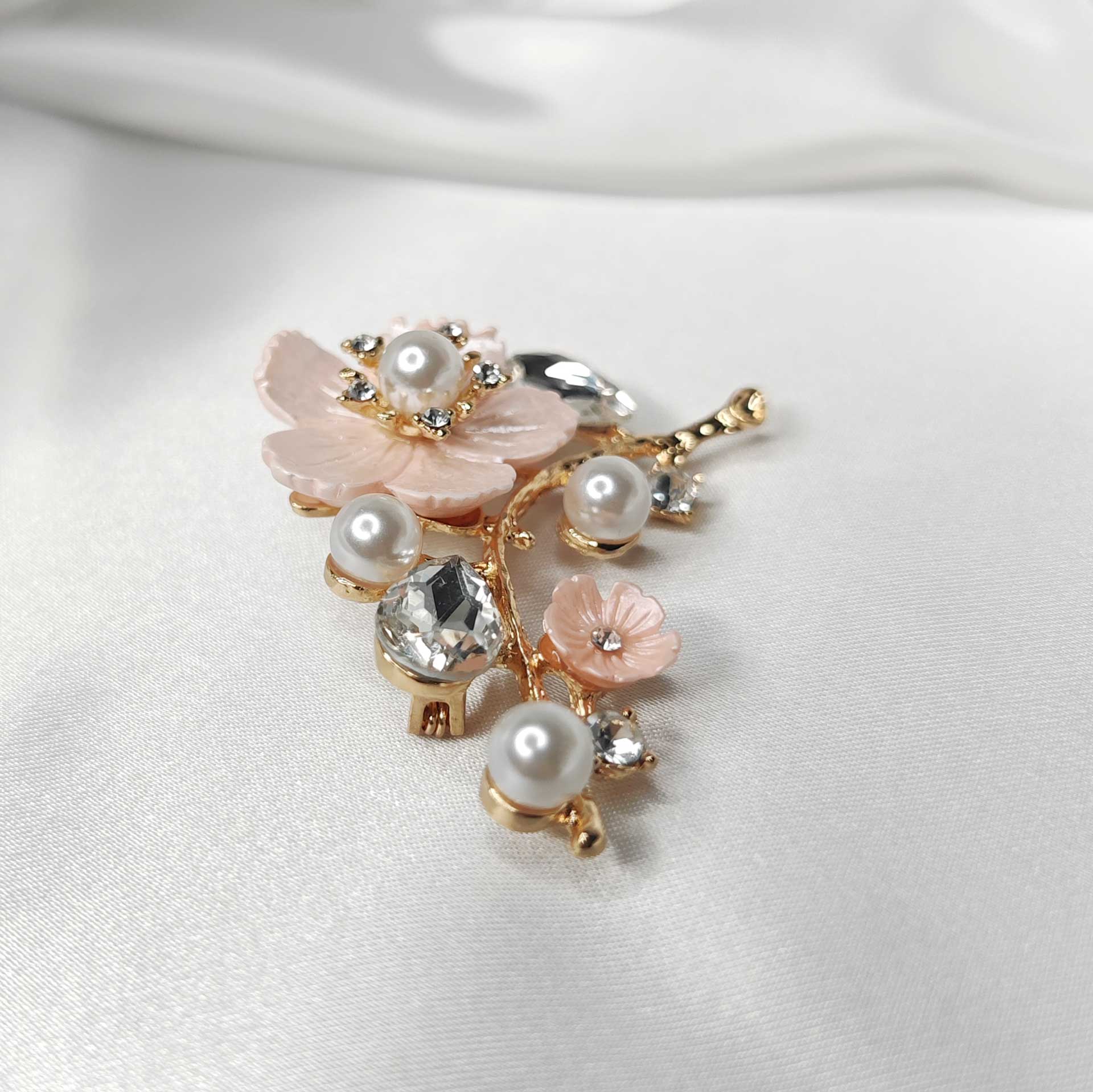 Photo 6 de la broche fleur de cerisier sakura rose ornée de perles et de cristaux blancs