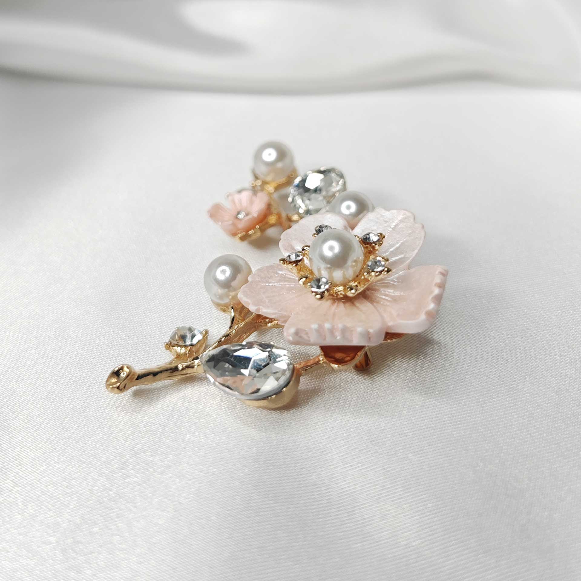 Photo 8 de la broche fleur de cerisier sakura rose ornée de perles et de cristaux blancs