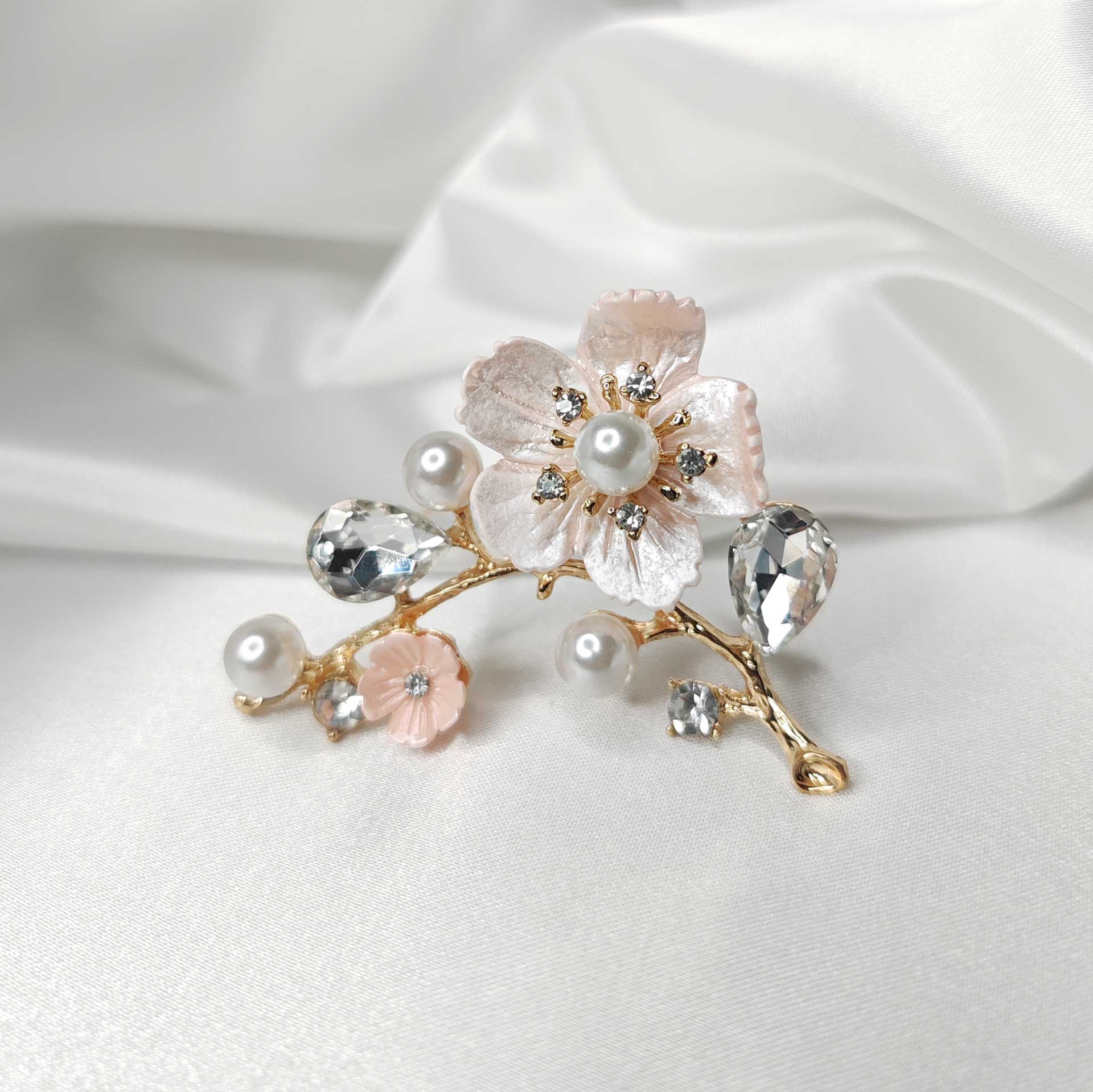 Photo 1 de la broche fleur de cerisier sakura rose ornée  de perles et de cristaux blancs