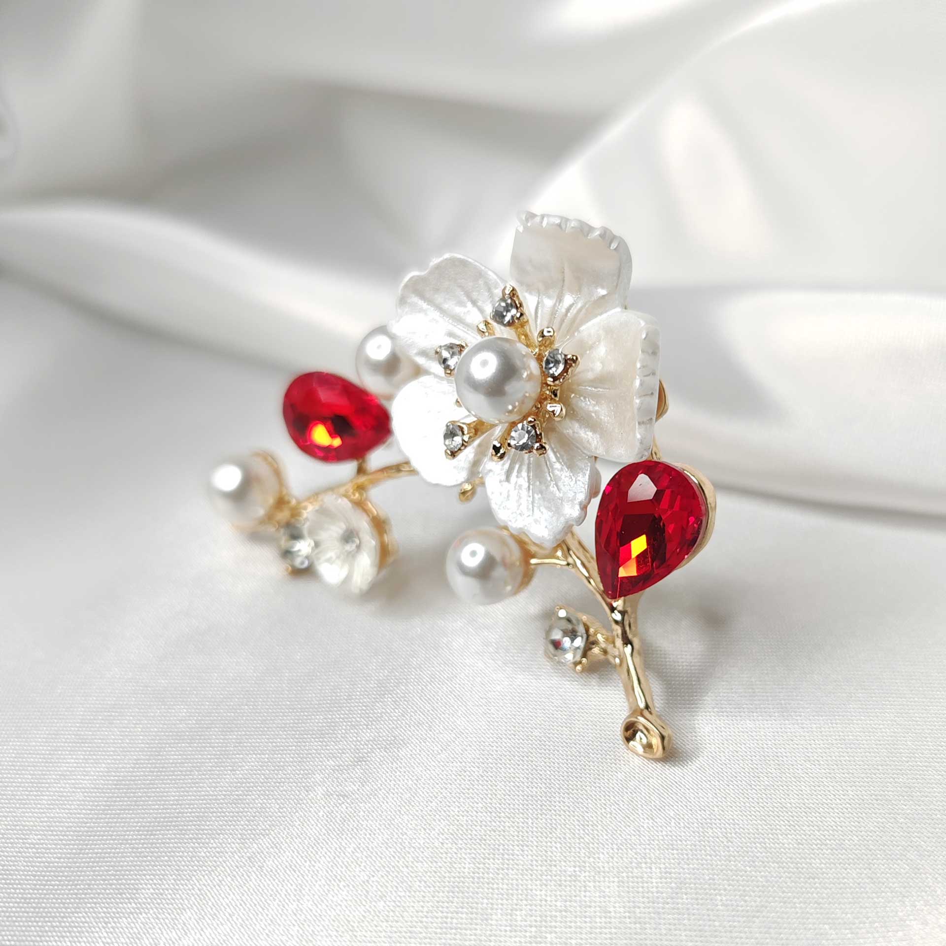 Photo 2 de la Broche fleur de cerisier Sakura sur une branche dorée ornée de perles et cristaux rouges