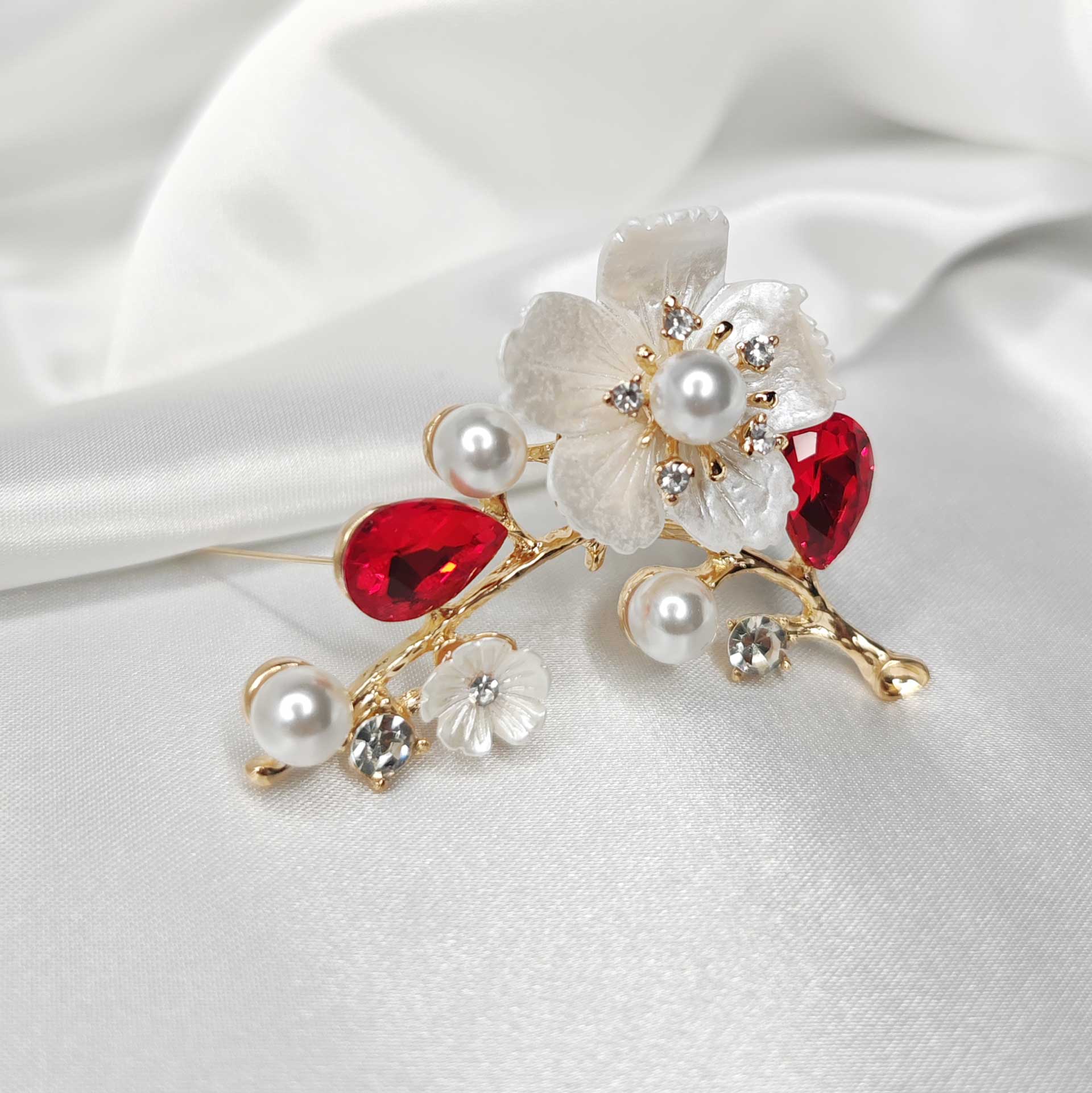 Photo 3 de la Broche fleur de cerisier Sakura sur une branche dorée ornée de perles et cristaux rouges