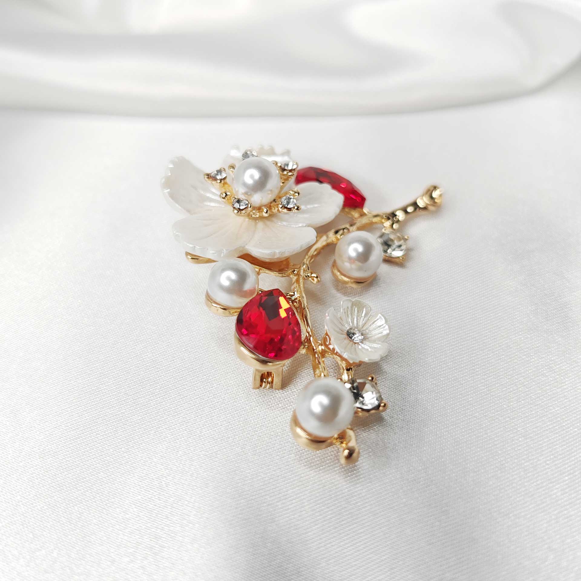 Photo 4 de la Broche fleur de cerisier Sakura sur une branche dorée ornée de perles et cristaux rouges