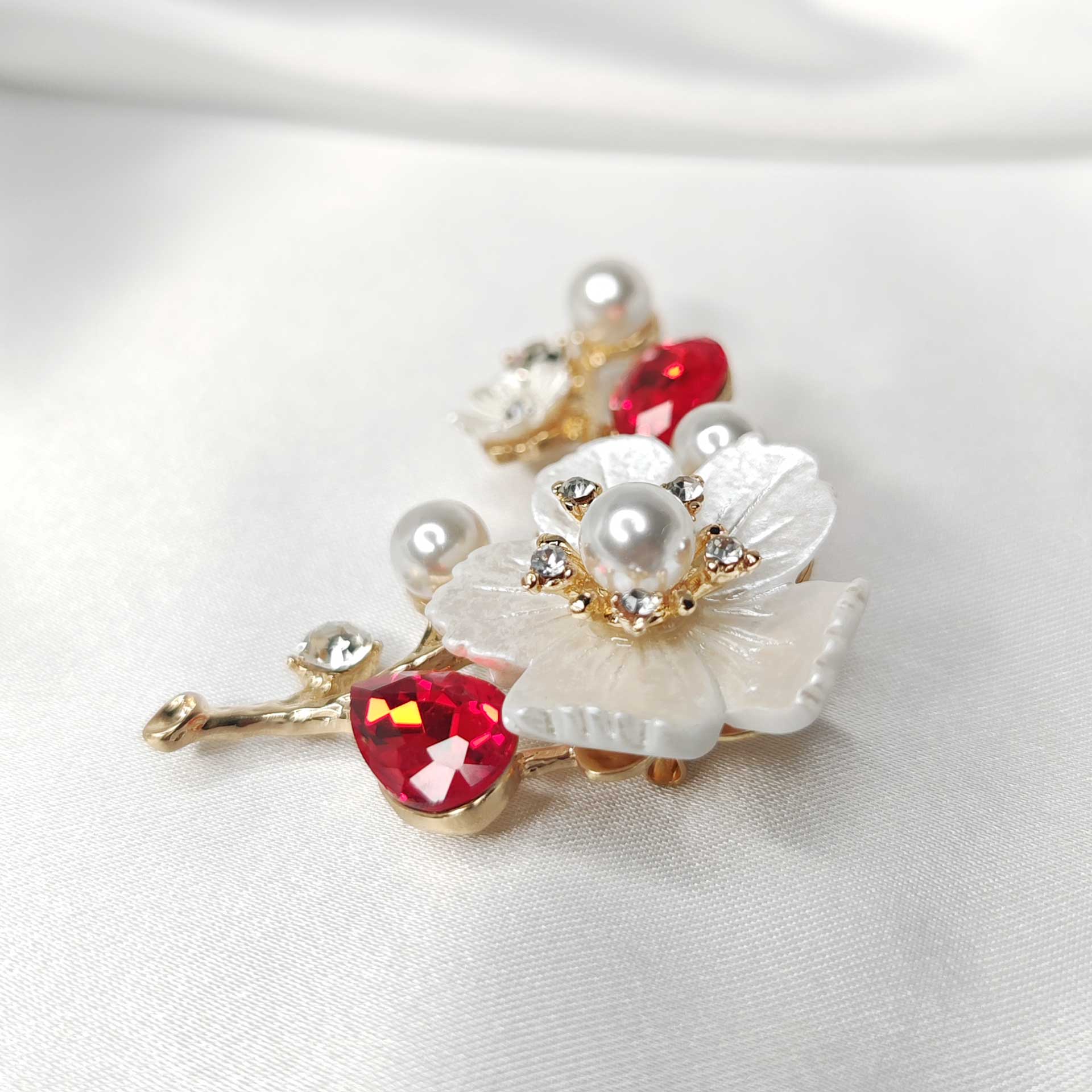 Photo 6 de la Broche fleur de cerisier Sakura sur une branche dorée ornée de perles et cristaux rouges