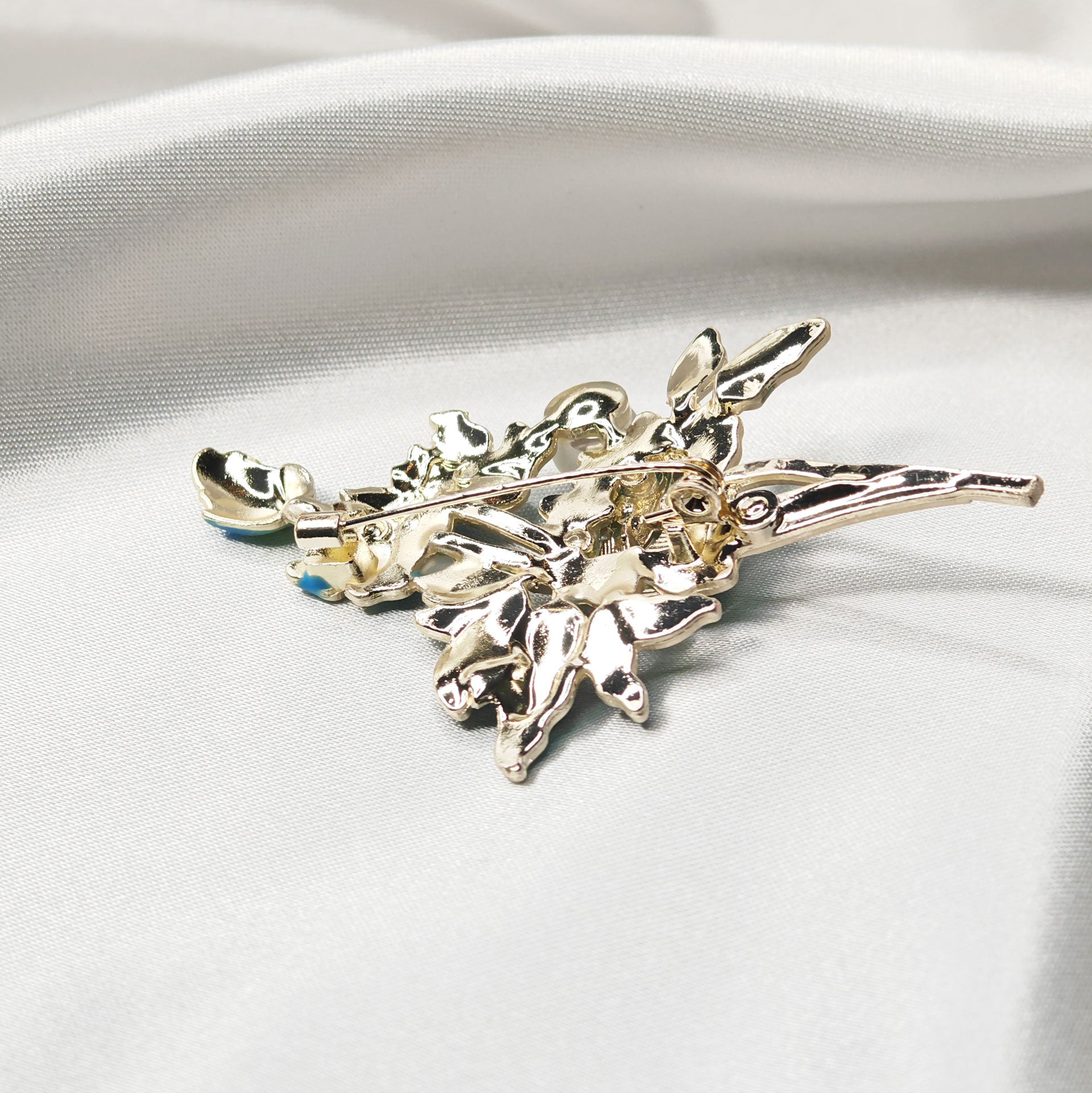 Fermoir et finition arrière broche fleur pivoine bleue émaillée avec perle.