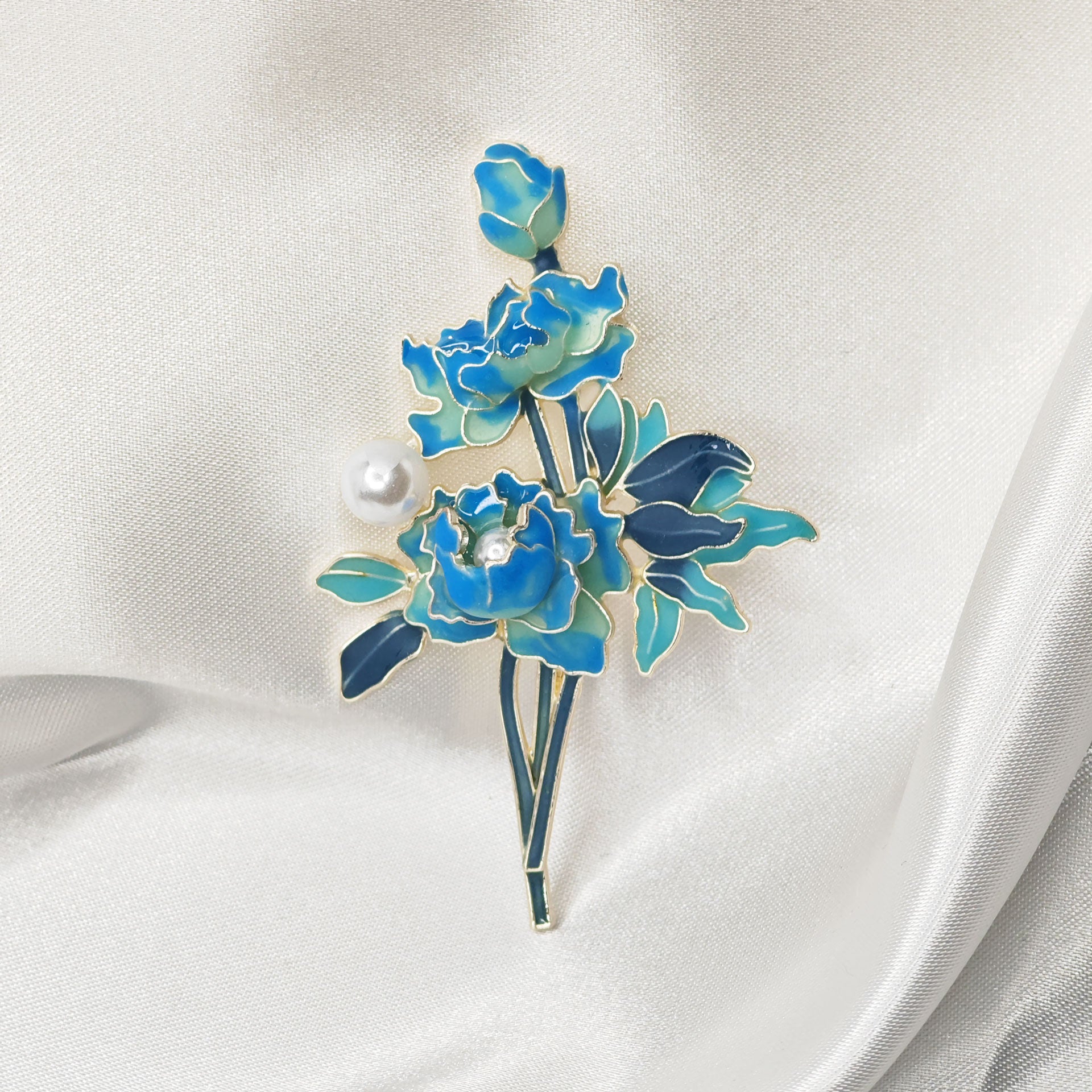 Broche fleur pivoine bleue émaillée avec perle nacrée, bijou féminin chic et intemporel