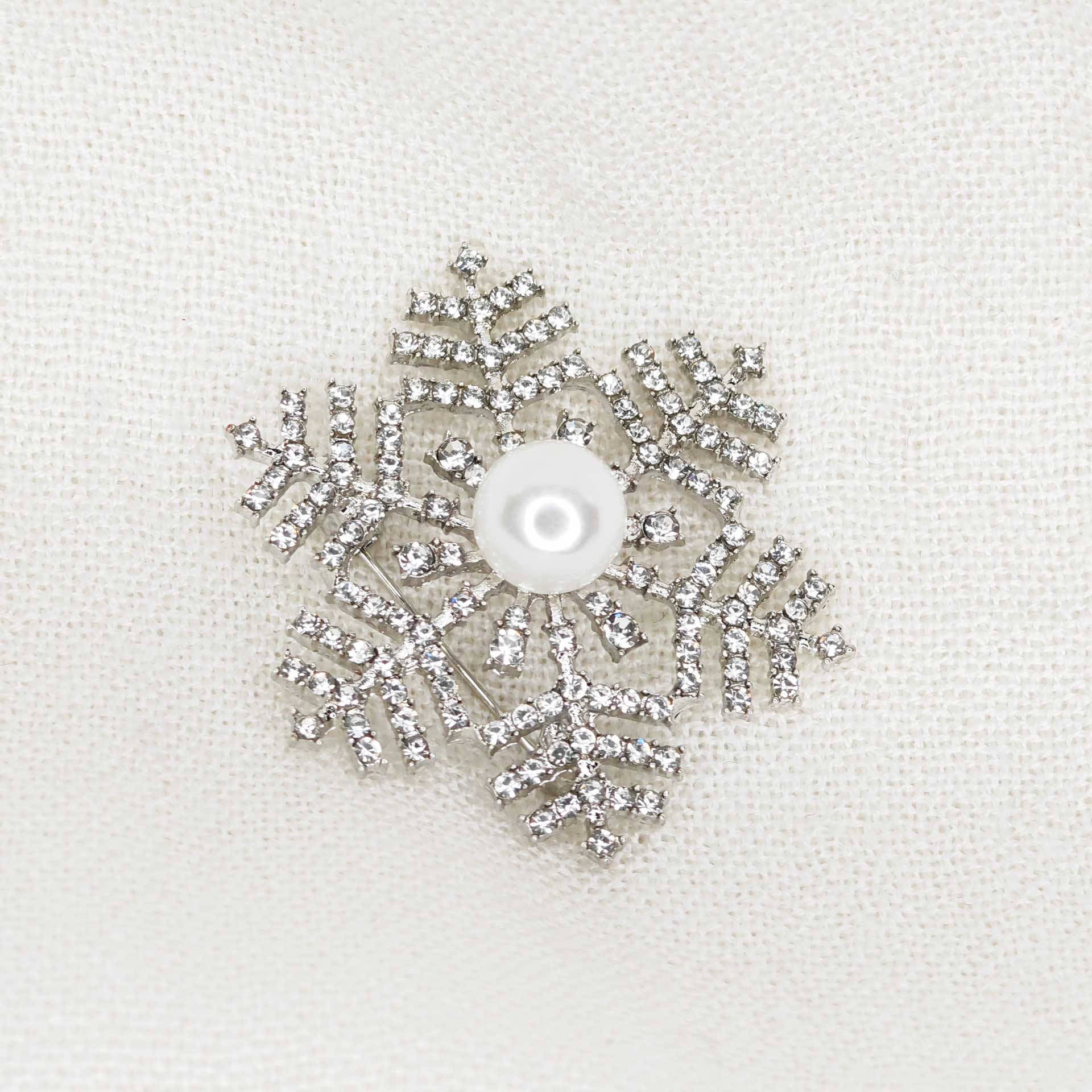 Broche flocon de neige en strass argenté avec perle centrale
