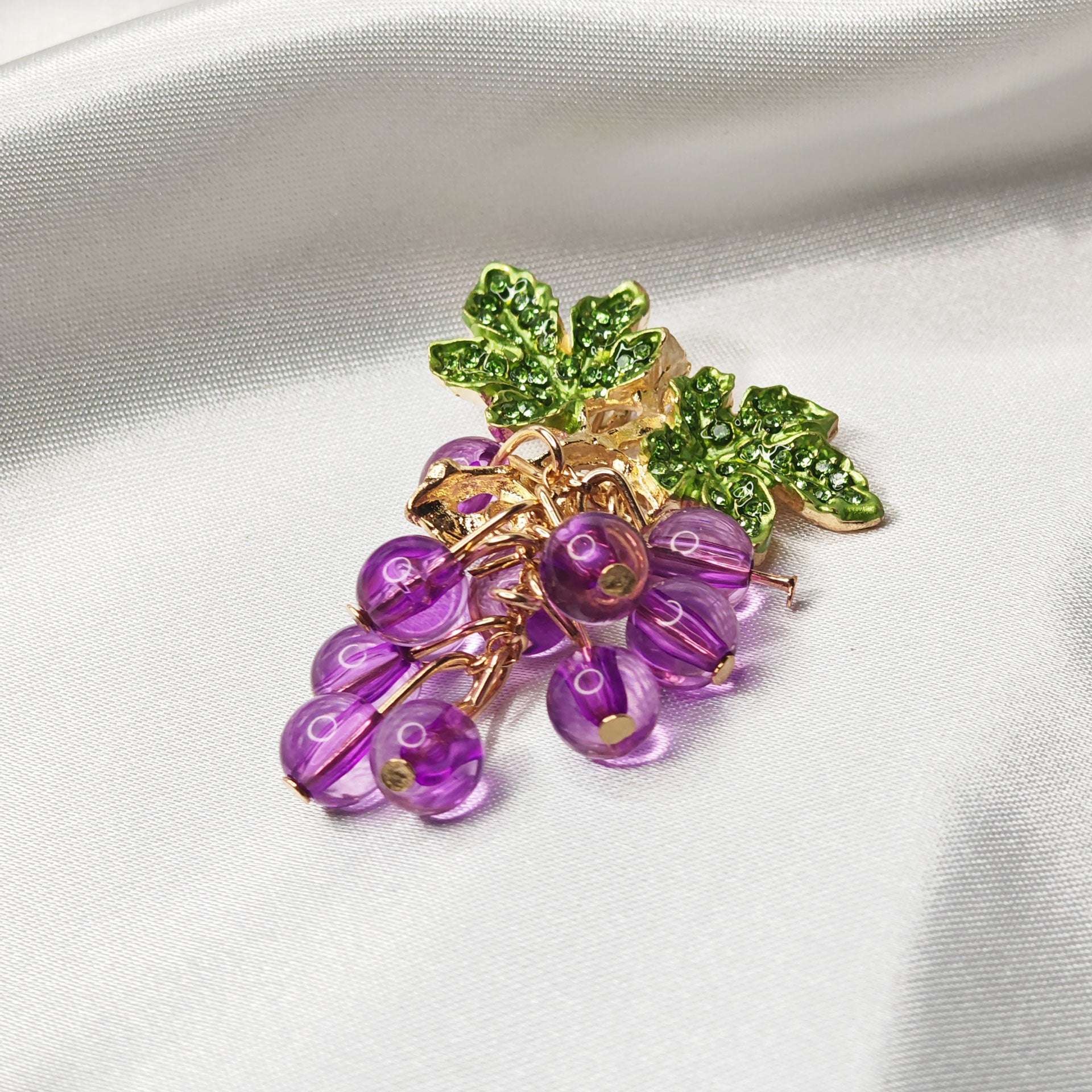 Brooch Golden Fruit Cluster of grapes Green Petals Crystal