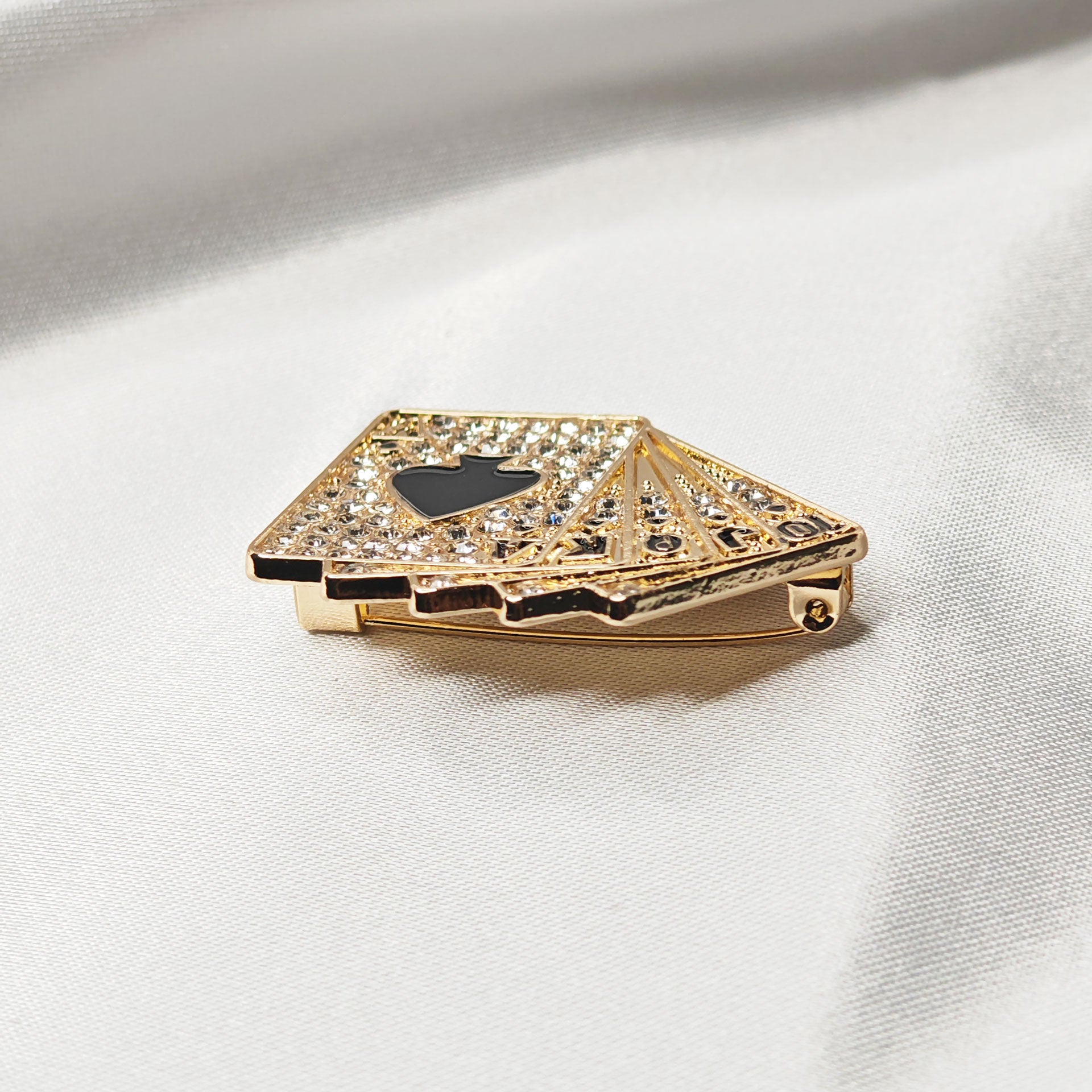 Broche poker dorée montrant l'épaisseur de la broche.