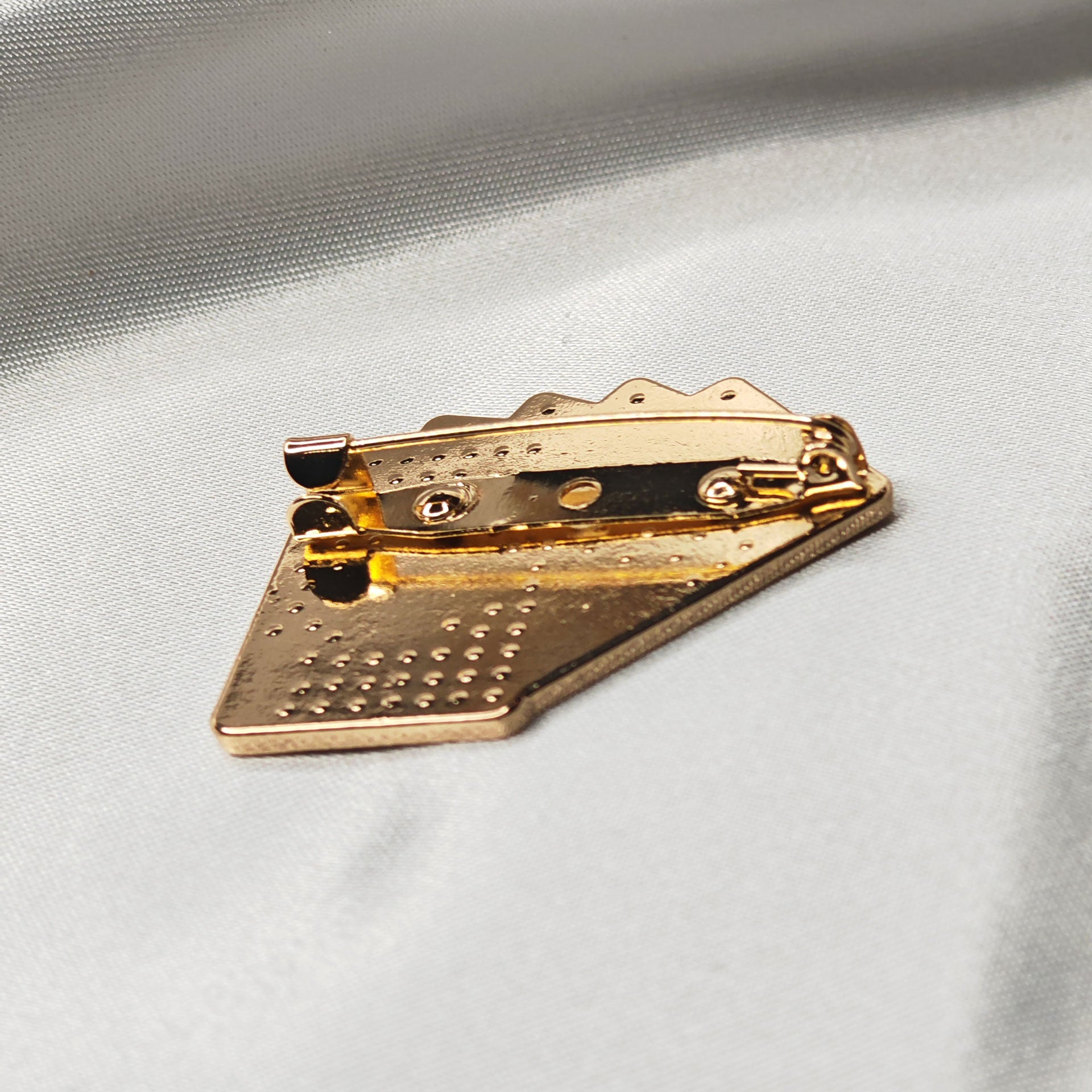 Dos de la broche poker dorée avec fermoir épingle, finition métal