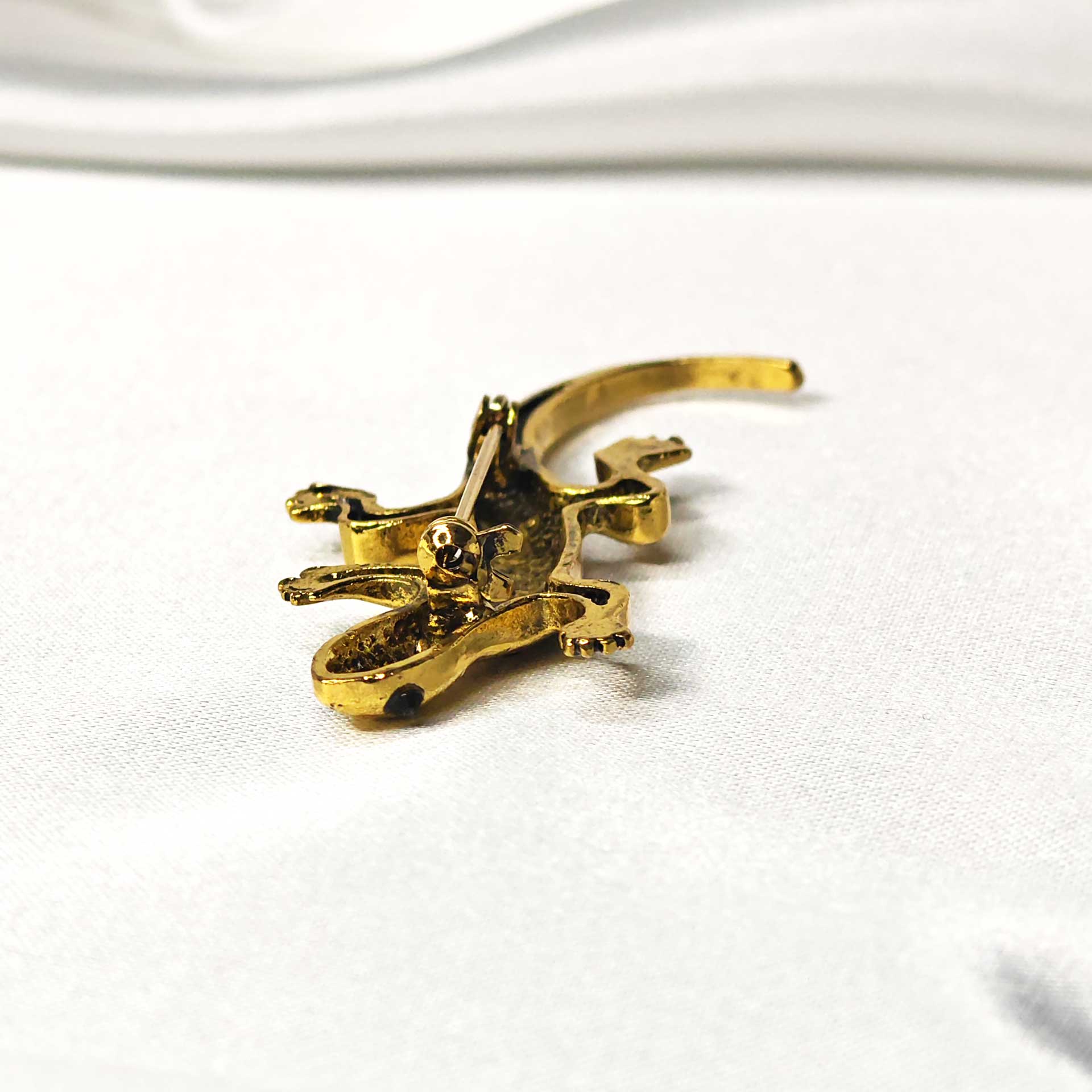 Photo 5 verso de la broche lézard style vintage incrustée de strass ambrés