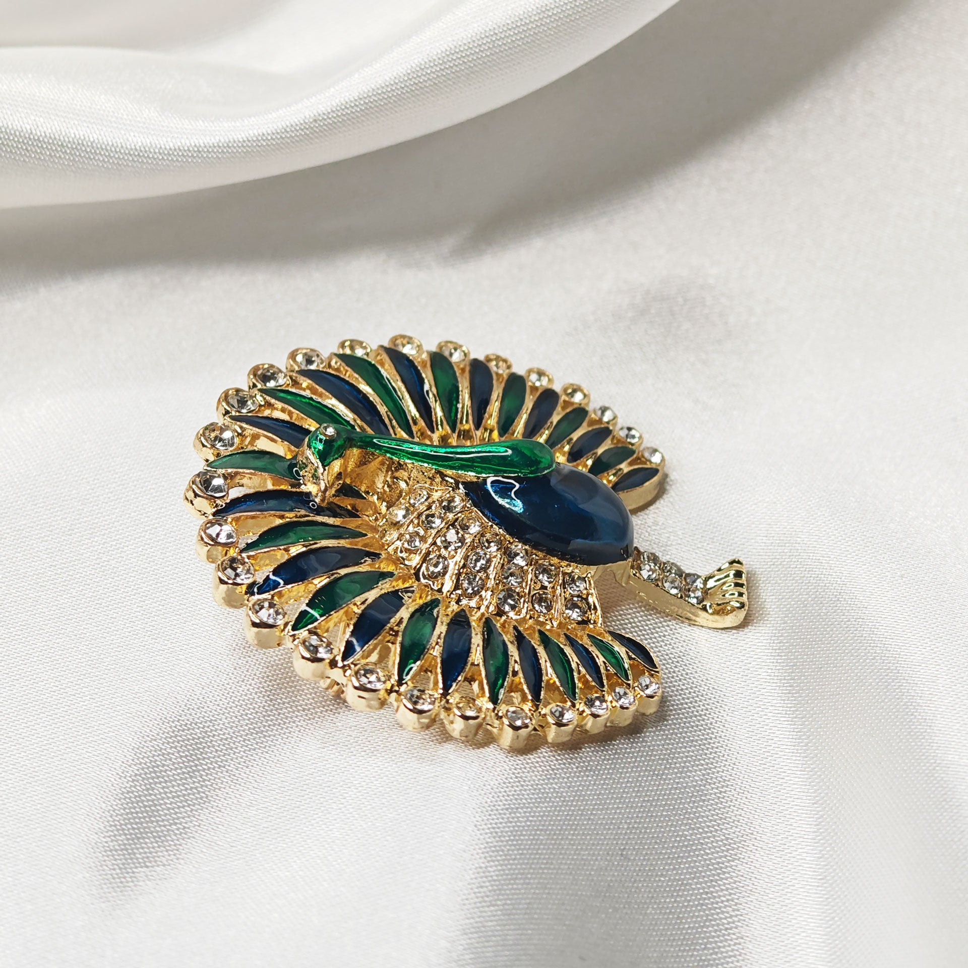 Broche paon élégante dorée bleu vert avec strass vue en perspective