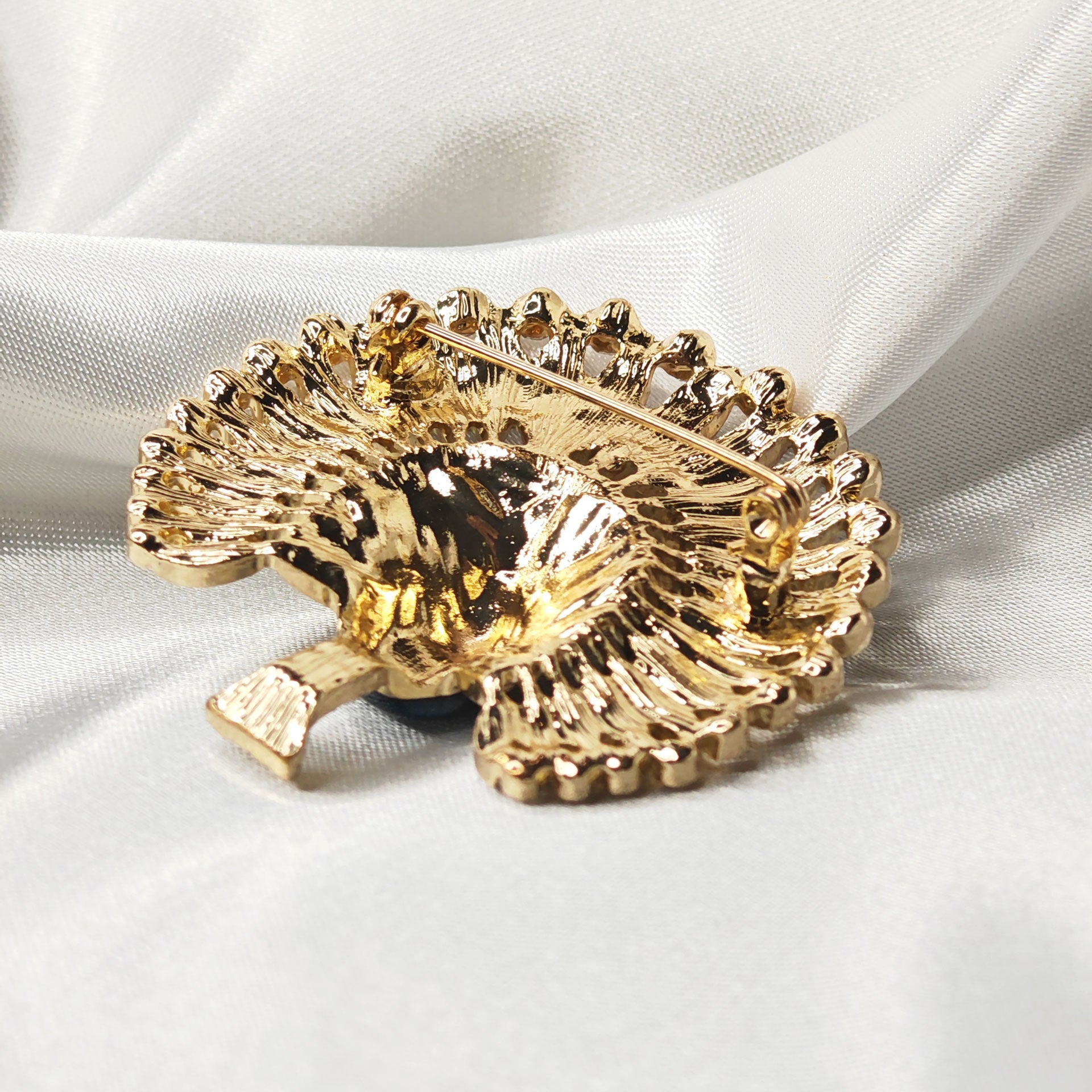 Dos de broche paon dorée avec attache épingle finition métal brillant