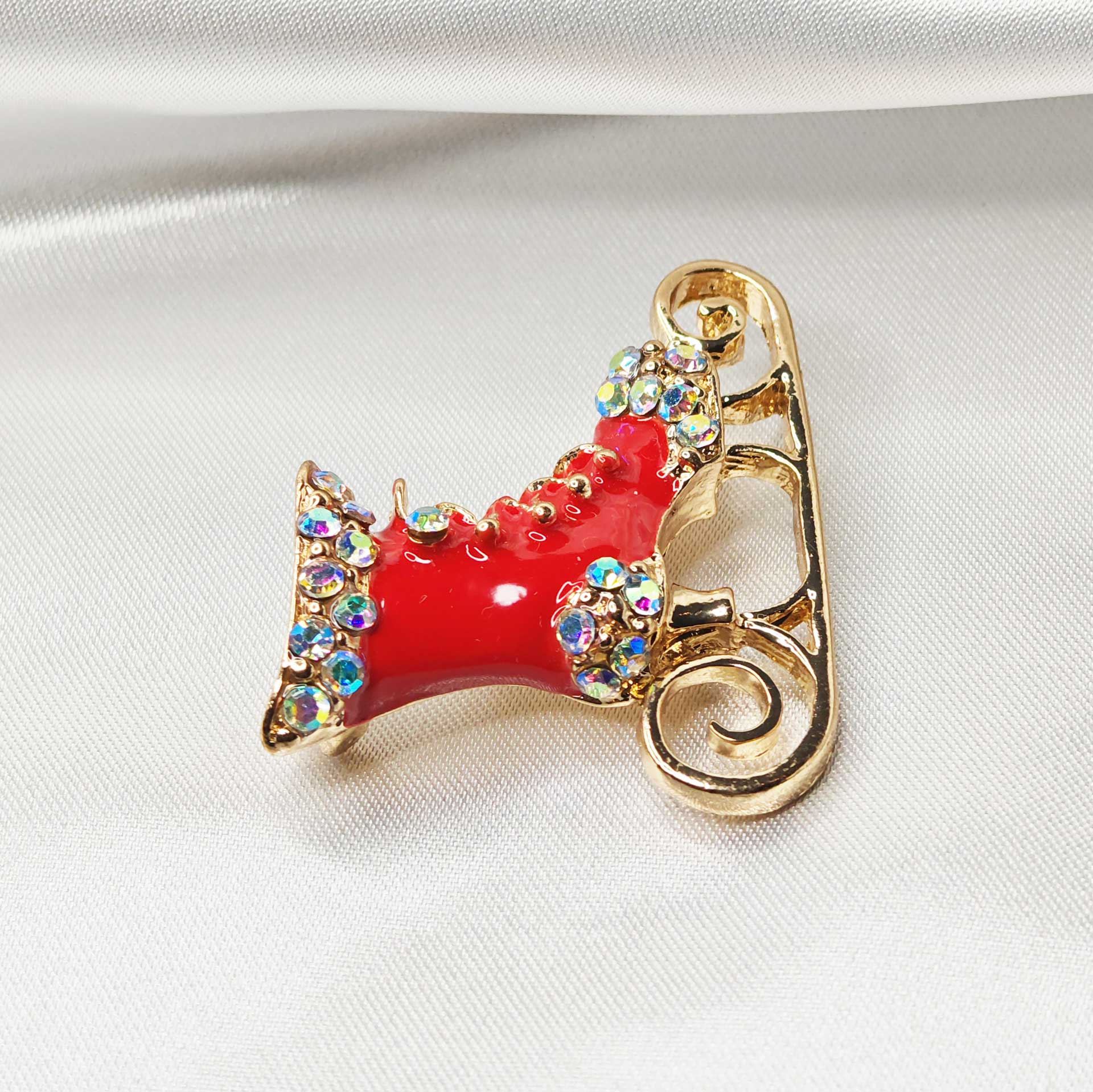 Vue de l'arrière de la broche patin à glace rouge