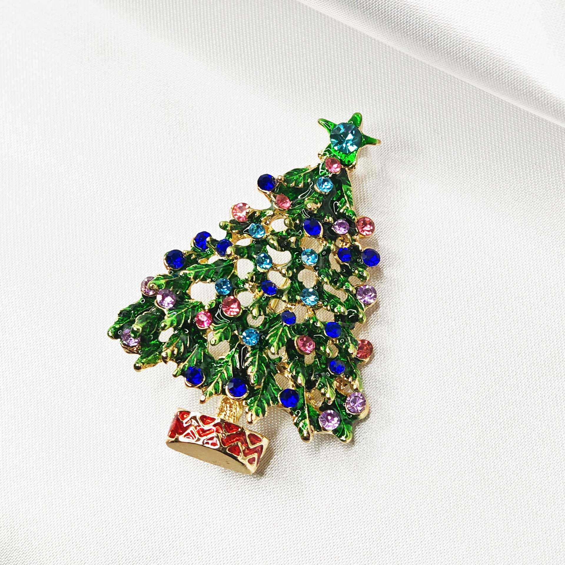 photo isométrique de la broche sapin de Noël.