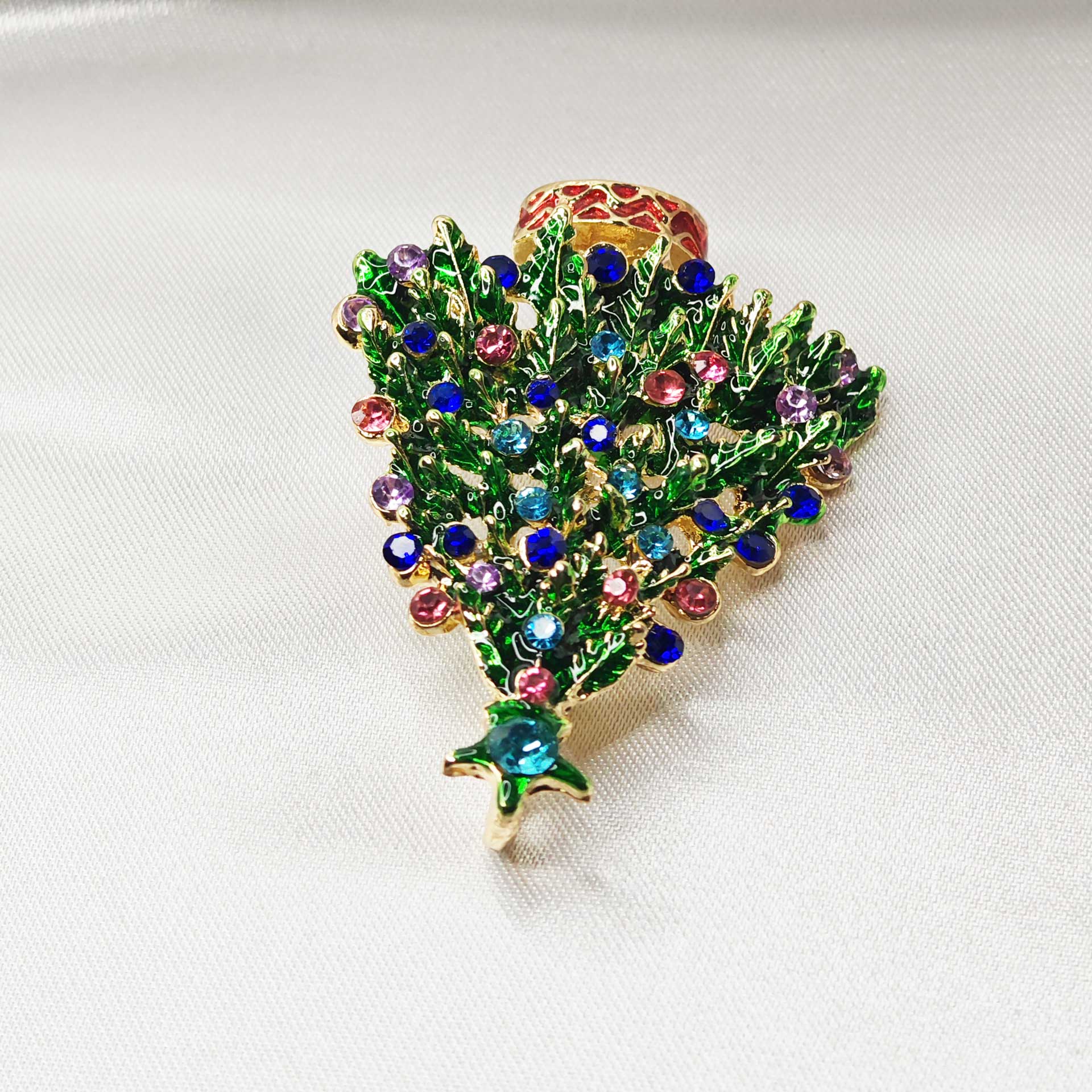photo zoom sur les strass de la broche sapin de Noël.