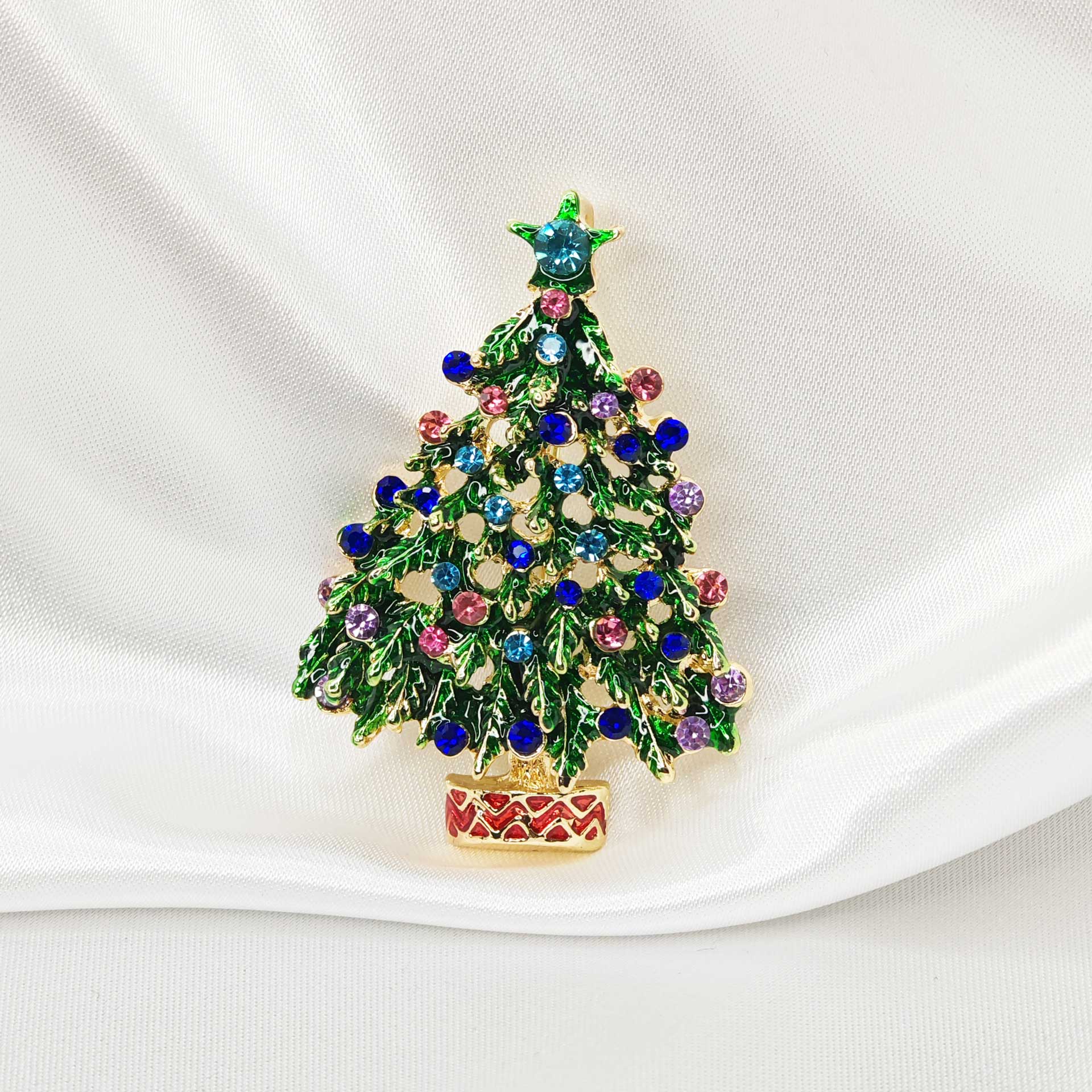 Photo de face de la broche sapin de Noël.